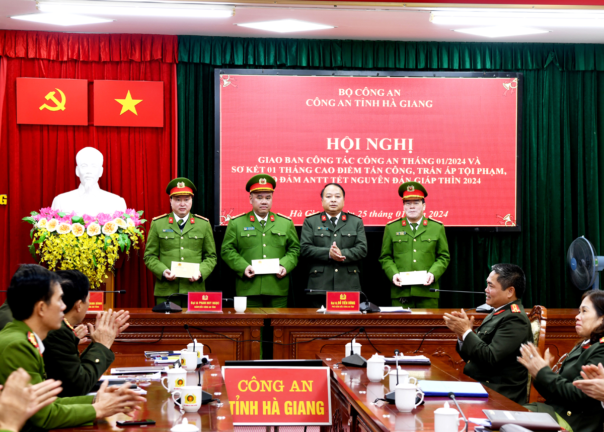 Giám đốc Công an tỉnh Phan Huy Ngọc trao thưởng cho các tập thể có thành tích xuất sắc.