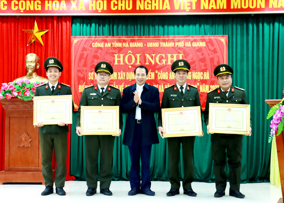 Phó Chủ tịch UBND tỉnh Trần Đức Quý trao Bằng khen của Chủ tịch UBND tỉnh cho các cá nhân. 