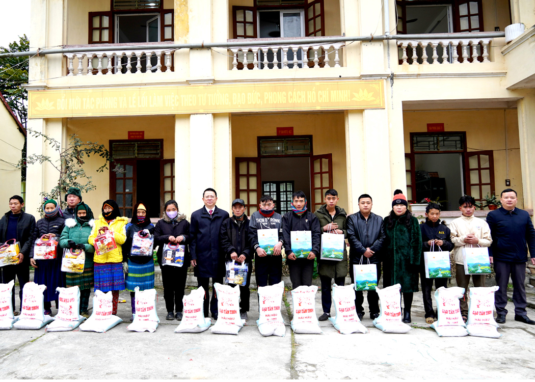 Trưởng Ban Dân vận Tỉnh ủy Trần Mạnh Lợi và lãnh đạo huyện Mèo Vạc trao quà cho hộ nghèo tại xã Sủng Trà.