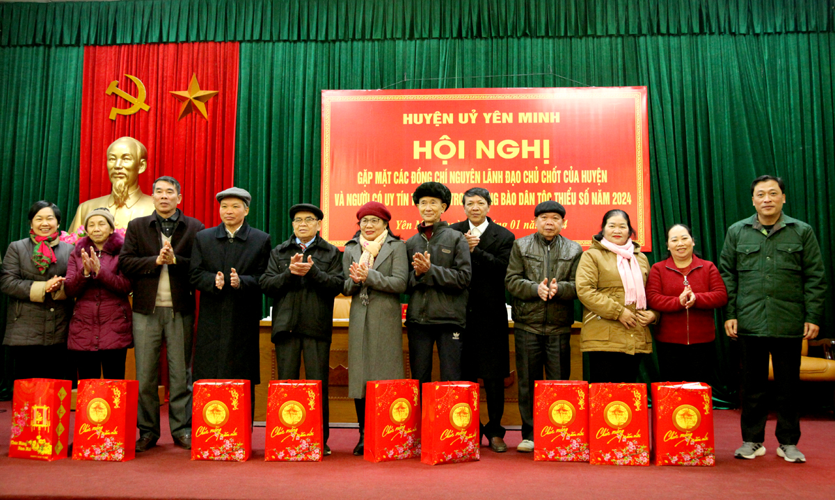 Lãnh đạo huyện Yên Minh tặng quà, chúc Tết các đồng chí nguyên lãnh đạo huyện qua các thời kỳ.