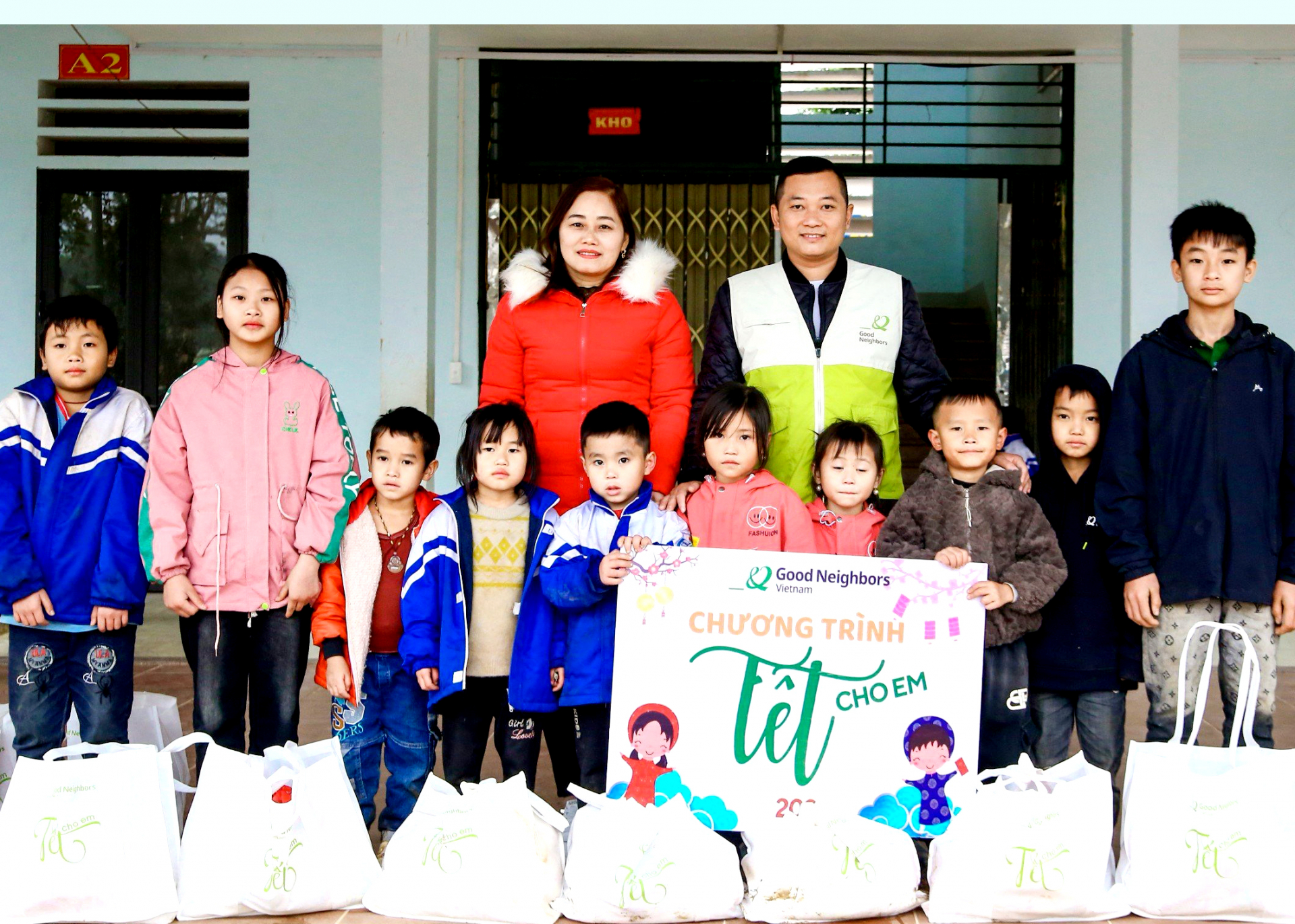 Đại diện Tổ chức GNI tại huyện Quang Bình trao quà cho các em học sinh Trường THCS xã Bằng Lang.