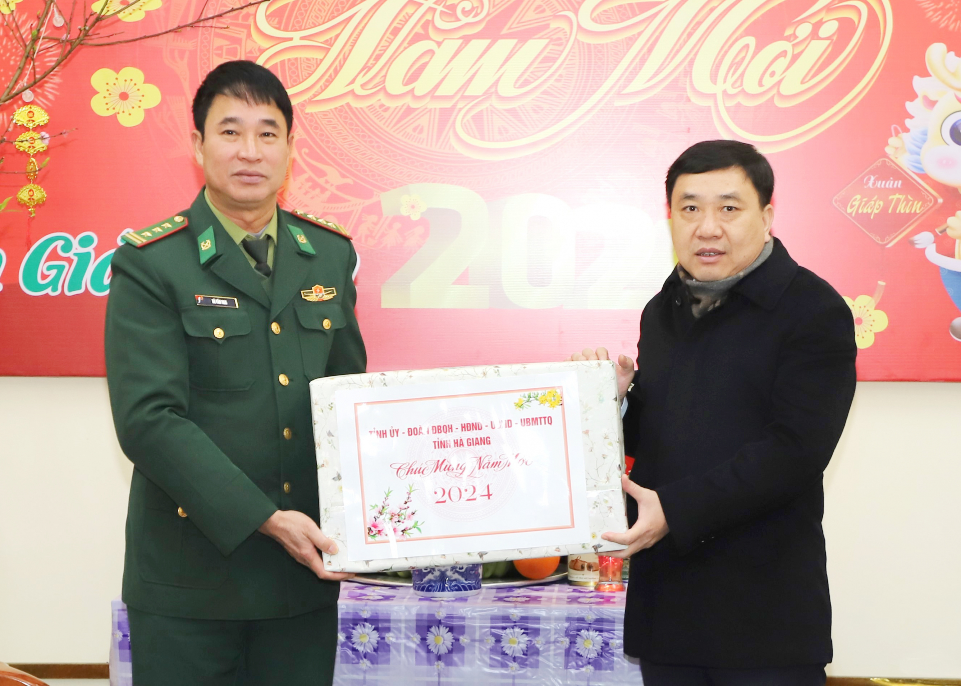 Quyền Bí thư Tỉnh ủy Nguyễn Mạnh Dũng tặng quà cho cán bộ, chiến sĩ Đồn Biên phòng Đồng Văn.