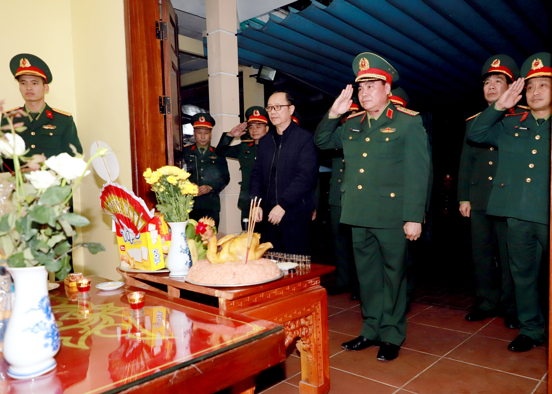 Trung tướng Phạm Đức Duyên và Phó Bí thư Thường trực Tỉnh ủy, Chủ tịch HĐND tỉnh Thào Hồng Sơn cùng các đại biểu dâng hương các Anh hùng liệt sỹ tại Đội Tìm kiếm, quy tập hài cốt liệt sỹ (Bộ CHQS tỉnh).