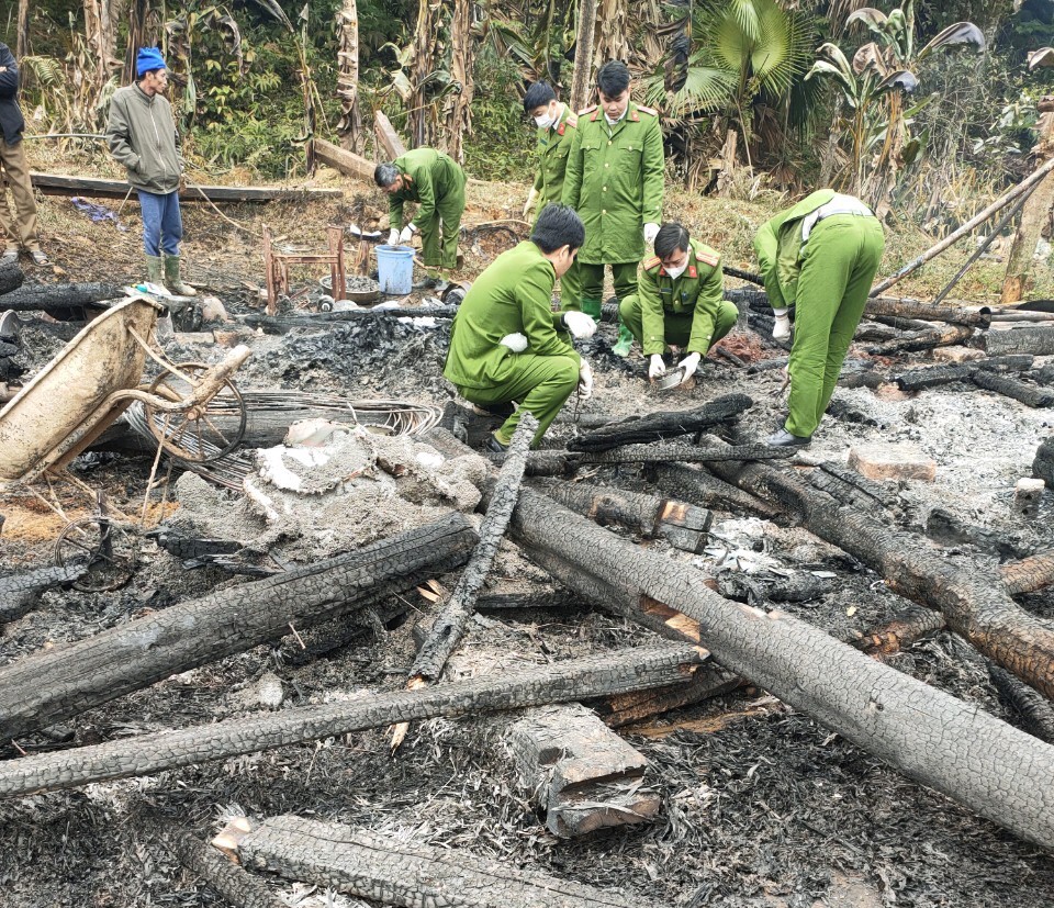 Công an huyện Bắc Quang kiểm tra hiện trường vụ cháy.