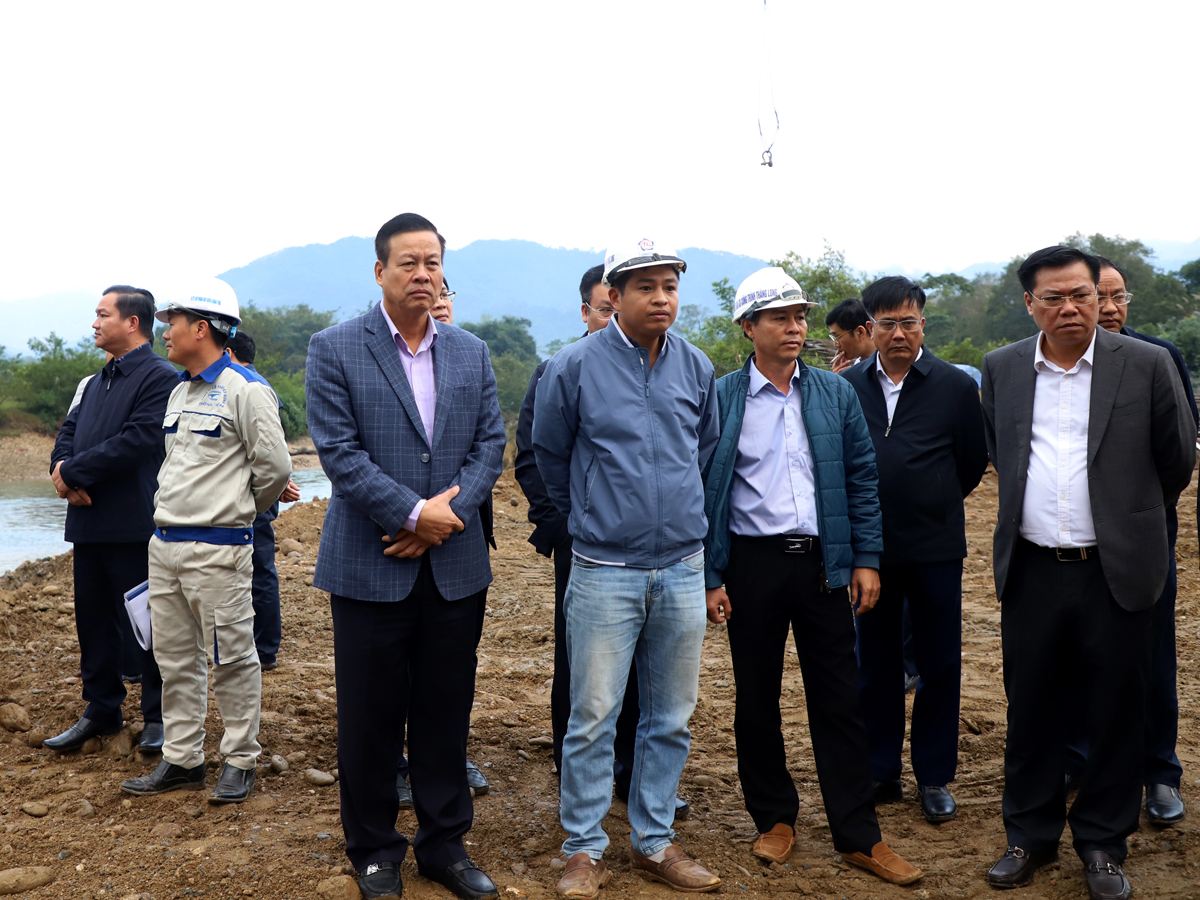 Chủ tịch UBND tỉnh Nguyễn Văn Sơn kiểm tra tiến độ thi công dự án điểm đầu tuyến thuộc địa phận xã Tân Quang.
