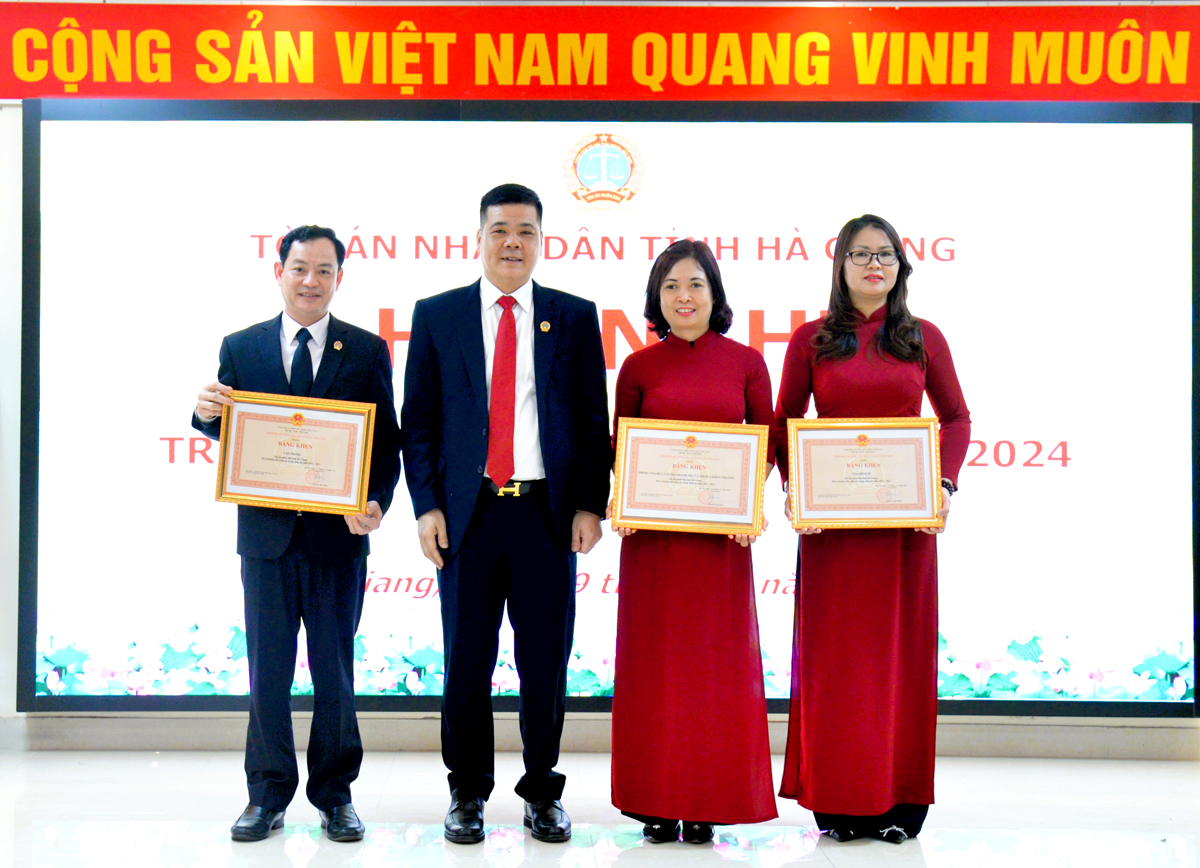 Chánh án Tòa án nhân dân tỉnh trao Bằng khen của Toàn án nhân dân tối cao cho các tập thể đạt thành tích xuất sắc năm 2023.