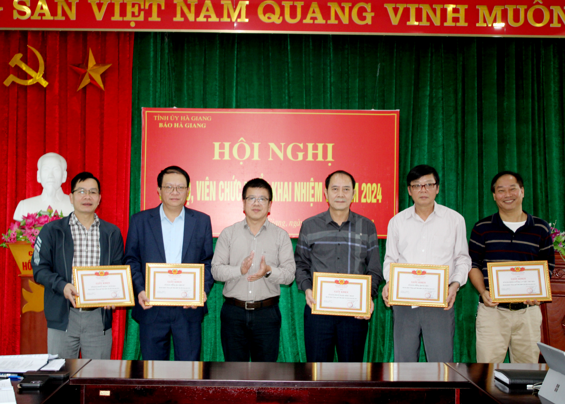 Tổng Biên tập Báo Hà Giang Nguyễn Trung Thu trao Giấy khen cho các tổ Đảng hoàn thành xuất sắc nhiệm vụ năm 2023