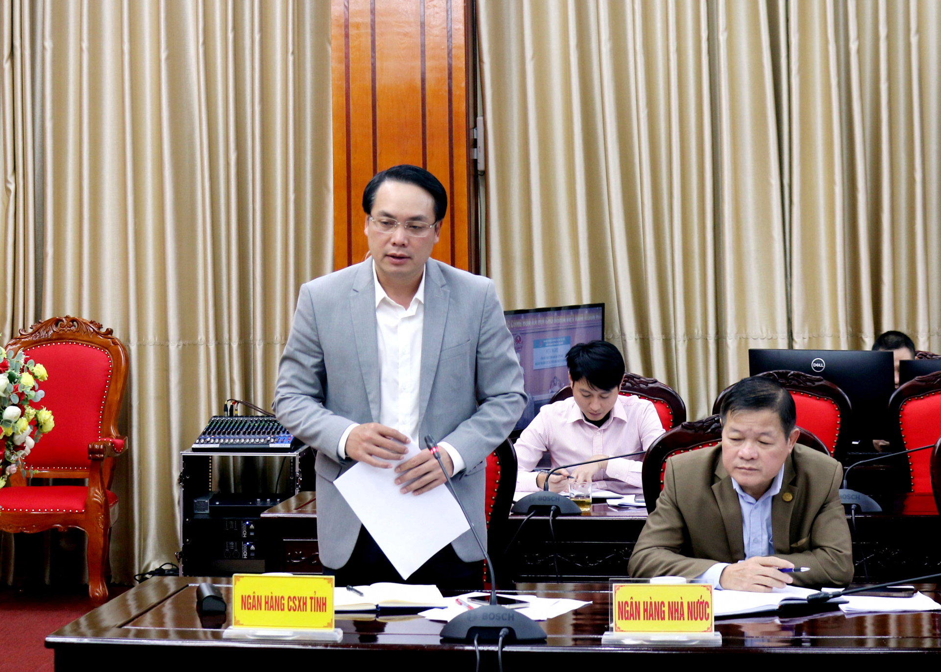 Giám đốc NHSXH tỉnh Lê Tuấn Quang trình bày báo cáo kết quả thực hiện nhiệm vụ năm 2023 của Ban đại diện HĐQT NHCSXH tỉnh.