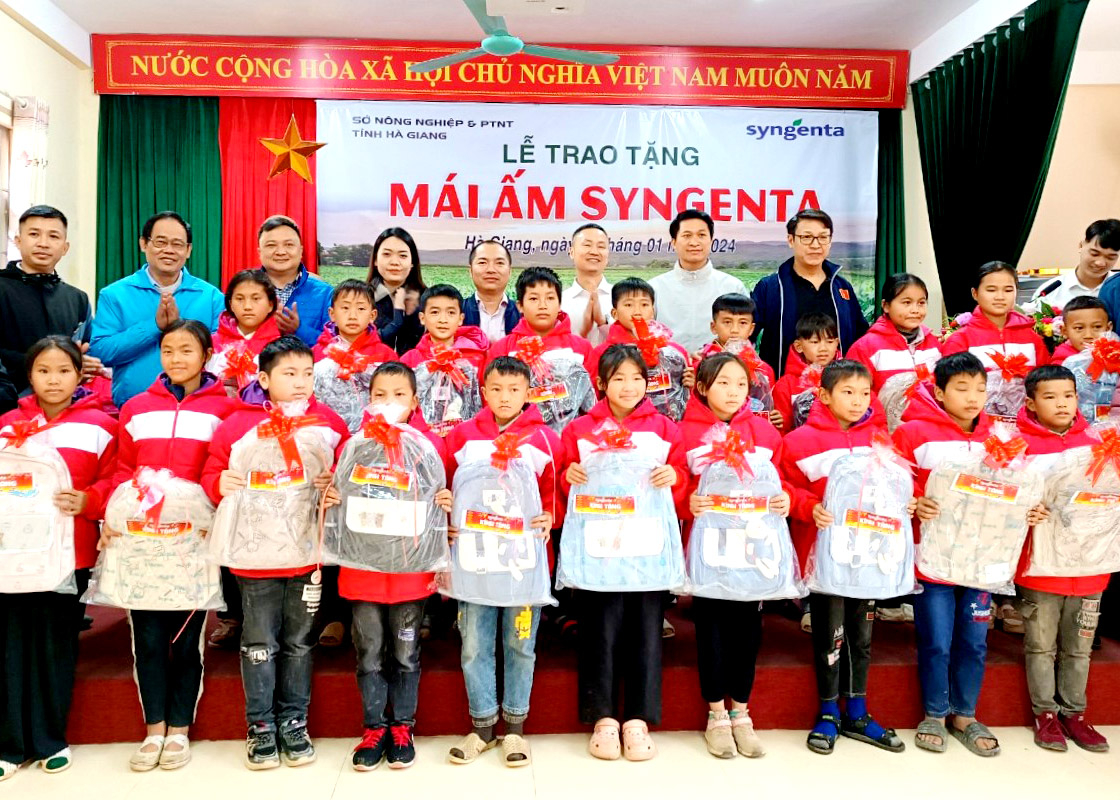 Công ty TNHH Syngenta Việt Nam tặng quà cho các em học sinh trên địa bàn xã Hữu Vinh.