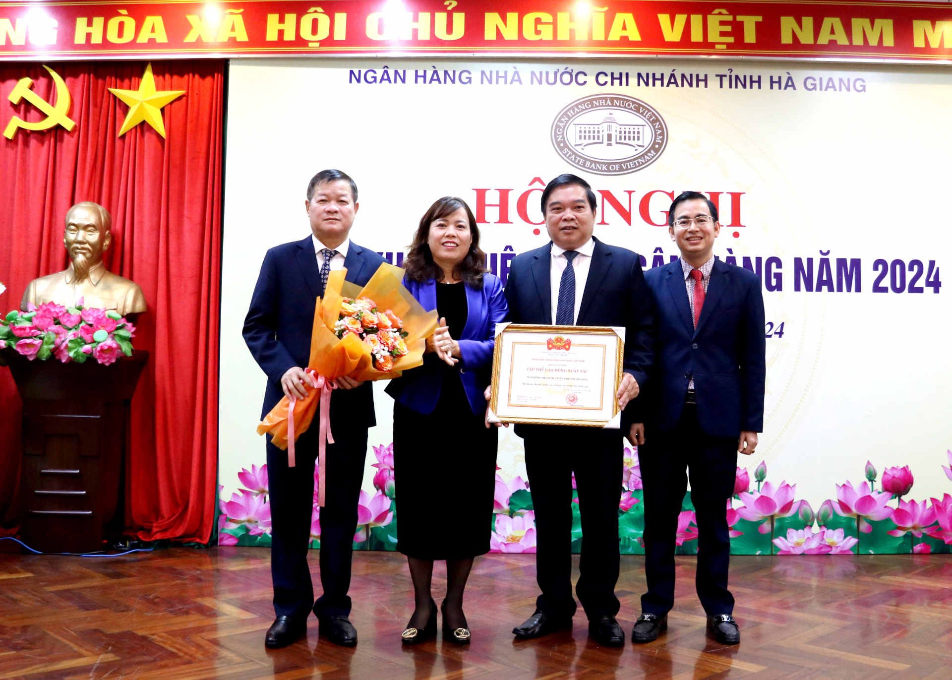 Đồng chí Lý Thị Lan, Phó Trưởng đoàn Chuyên trách Đoàn ĐBQH khóa XV đơn vị tỉnh Hà Giang trao Bằng khen của Thống đốc Ngân hàng Nhà nước Việt Nam cho tập thể có thành tích xuất sắc