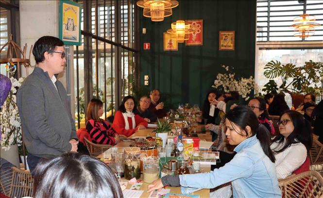 Tọa đàm về sách Việt trong nhà hàng Việt nhân dịp khai trương Tủ sách Việt tại nhà hàng Hanoi Station ở thủ đô Brussels. 