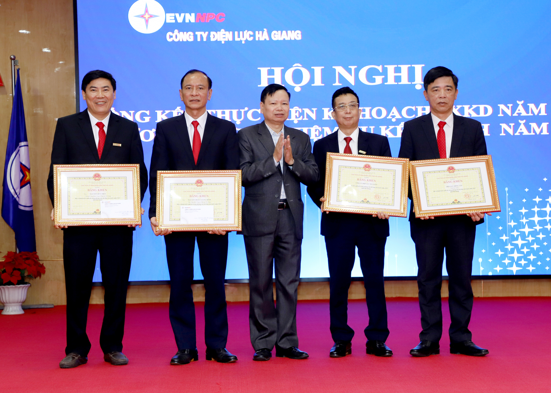 Thừa ủy quyền, lãnh đạo Sở Công thương trao Bằng khen của Chủ tịch UBND tỉnh Hà Giang cho các cá nhân có thành tích xuất sắc.