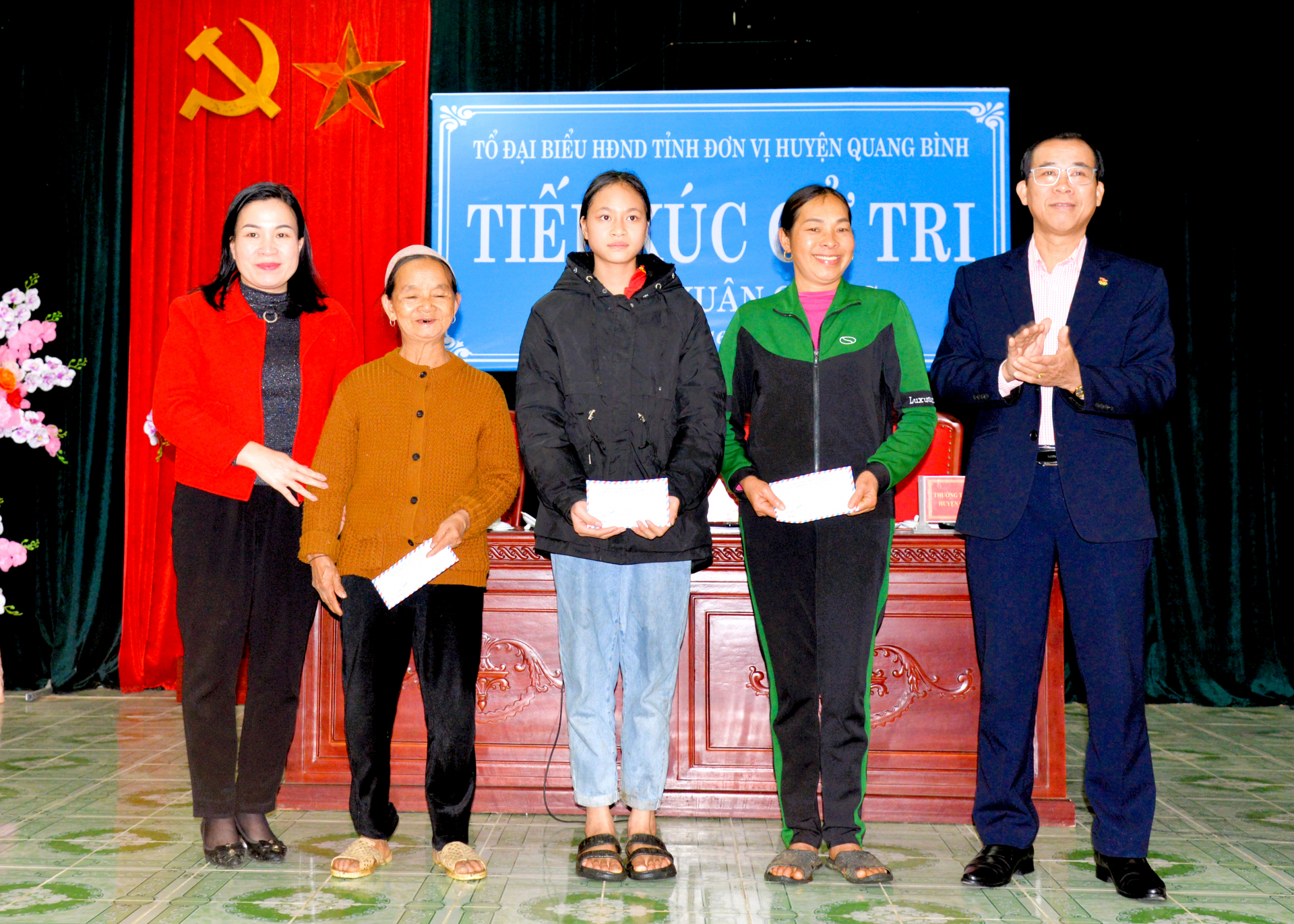Tổ đại biểu HĐND tỉnh tặng quà cho 3 hộ nghèo xã Xuân Giang.