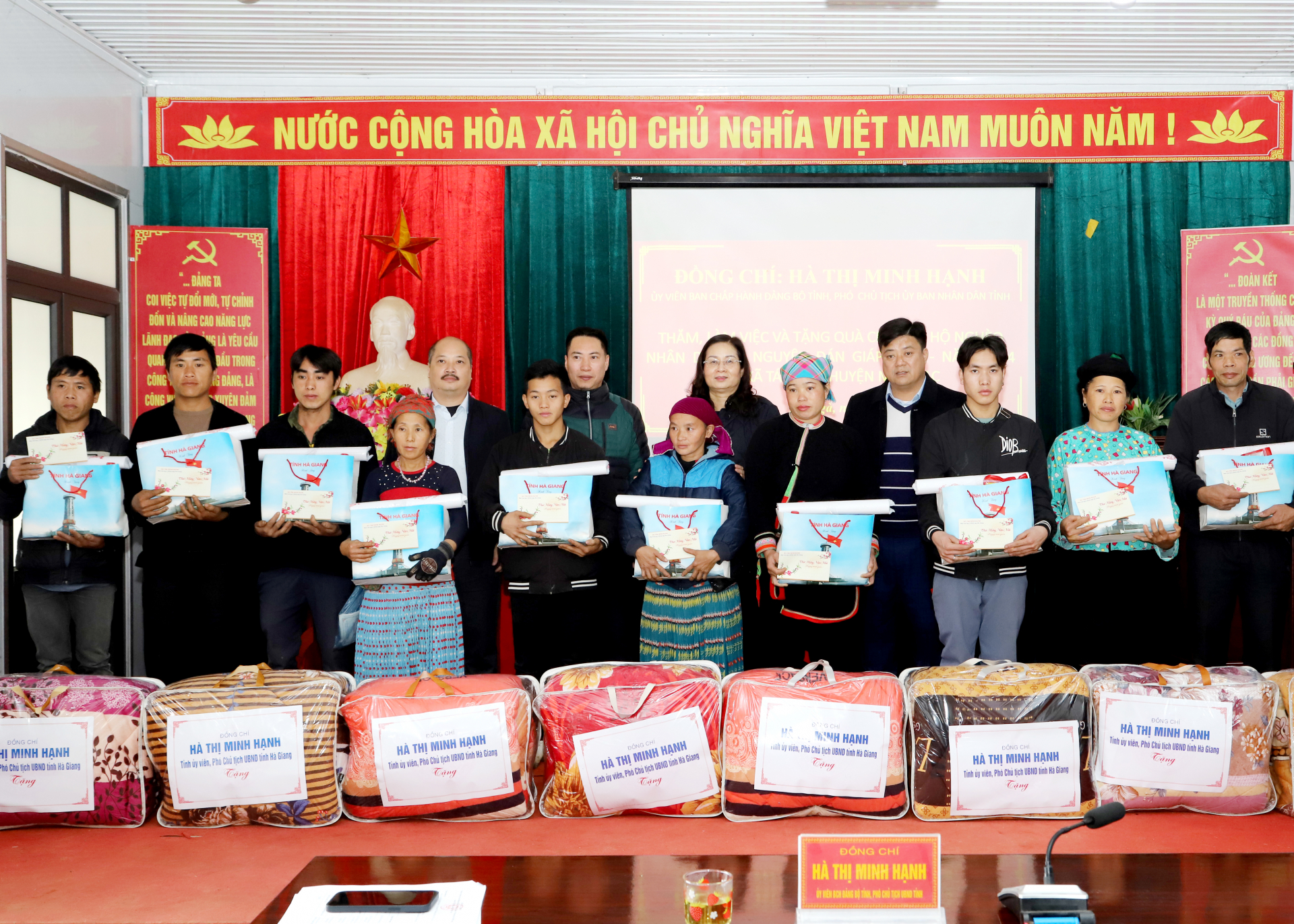 Phó Chủ tịch UBND tỉnh Hà Thị Minh Hạnh trao quà cho người dân xã Tát Ngà.