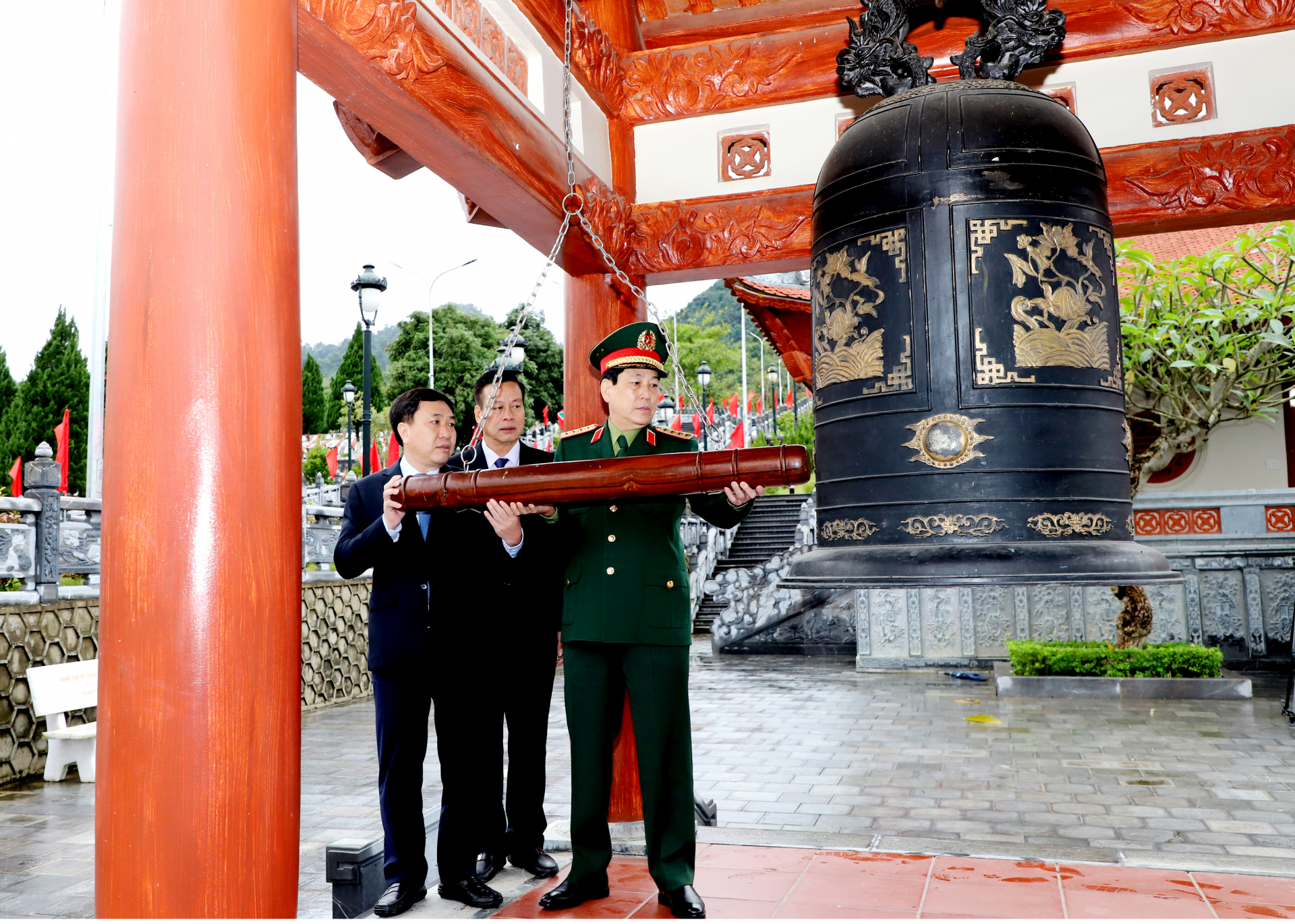 Đại tướng Lương Cường và các đồng chí Thường trực Tỉnh ủy Thỉnh chuông tại Đền thờ các Anh hùng Liệt sỹ tại Nghĩa trang Liệt sỹ Quốc gia Vị xuyên.