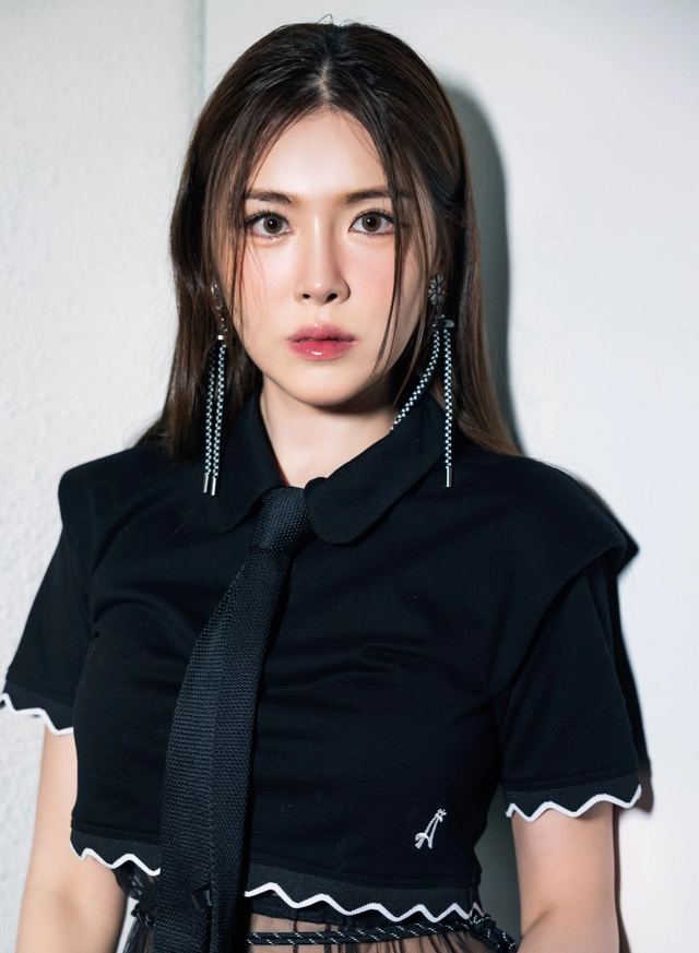Soyun Kim biểu cảm cá tính trong bộ ảnh hậu trường trình diễn bộ sưu tập của nhà thiết kế Hàn Quốc