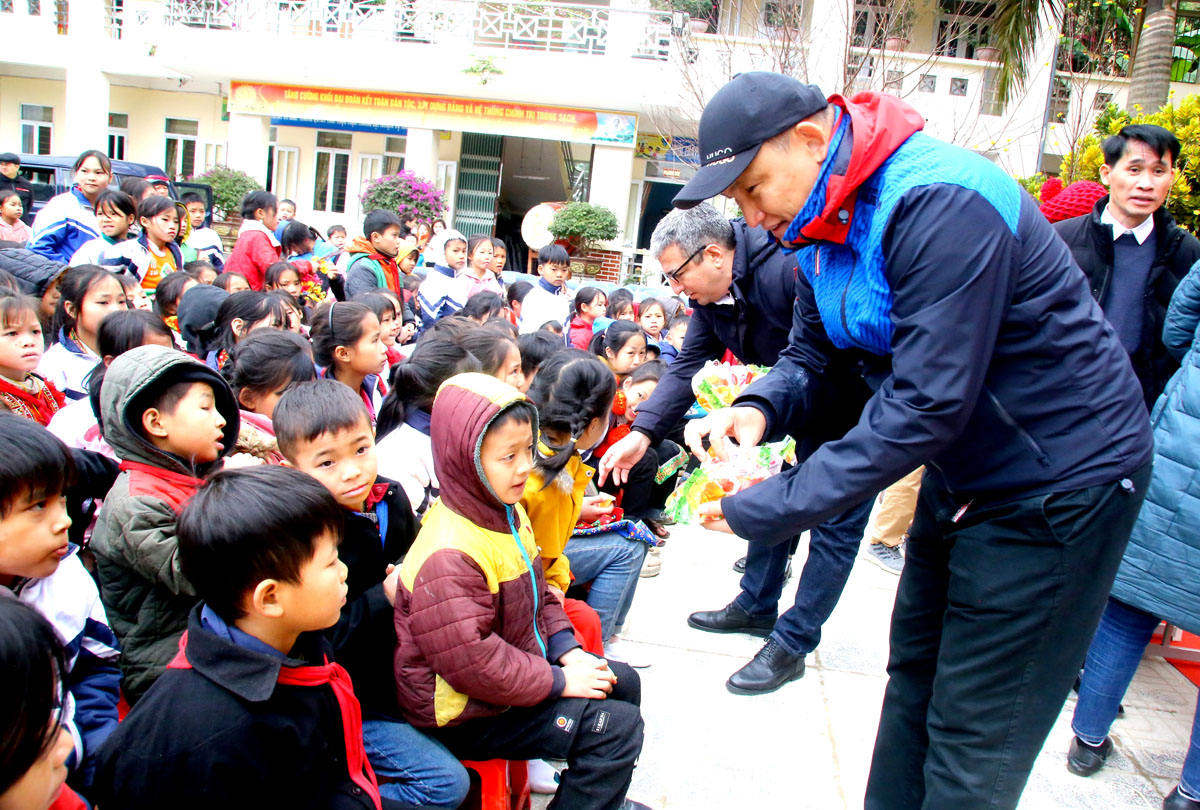 Đại sứ quán hai nước Azerbaijan và Kazakhstan tại Việt Nam phát quà, chia bánh kẹo, chung vui với học sinh.
