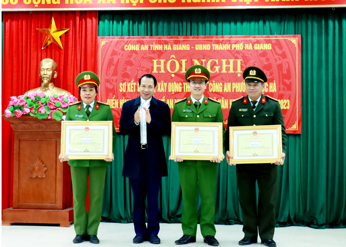Phó Chủ tịch UBND tỉnh Trần Đức Quý trao Bằng khen của Chủ tịch UBND tỉnh cho các tập thể.