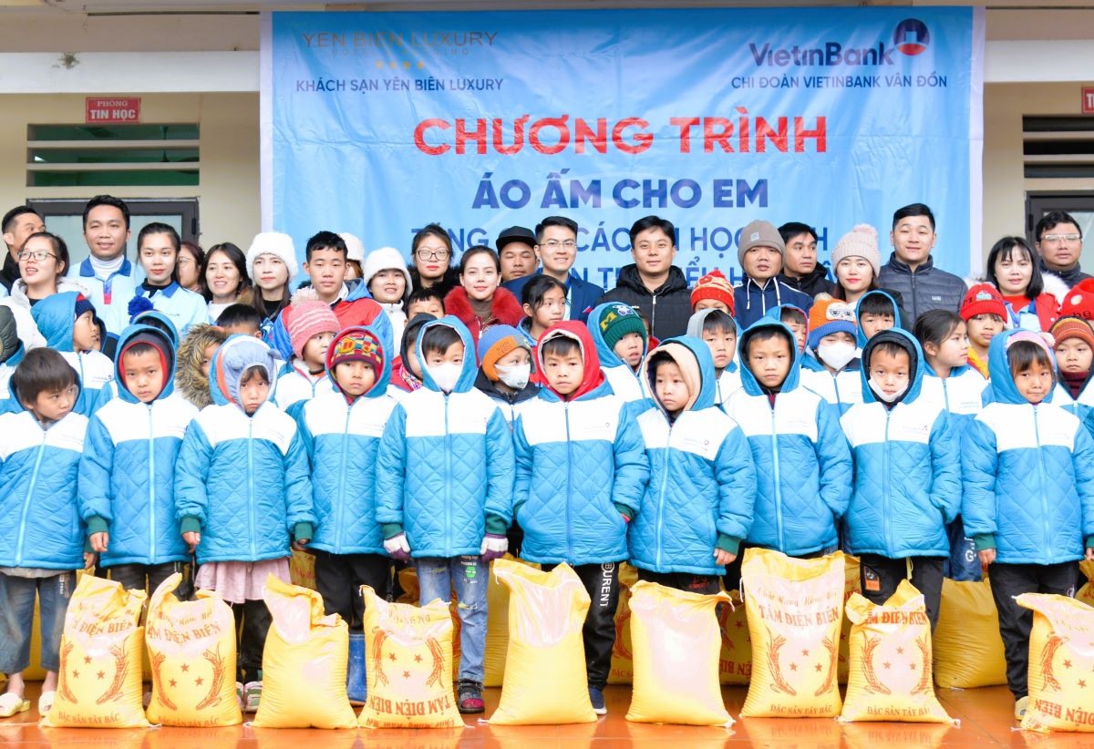 Các em học sinh Trường PTDT bán trú Tiểu học Tân Lập được trao tặng áo ấm và gạo.

