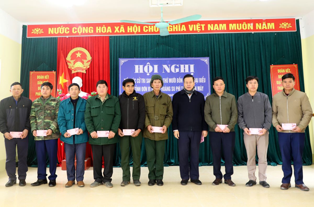 Chủ tịch UBND tỉnh Nguyễn Văn Sơn tặng quà người có uy tín, Bí thư chi bộ, Trưởng thôn xã Bản Máy.