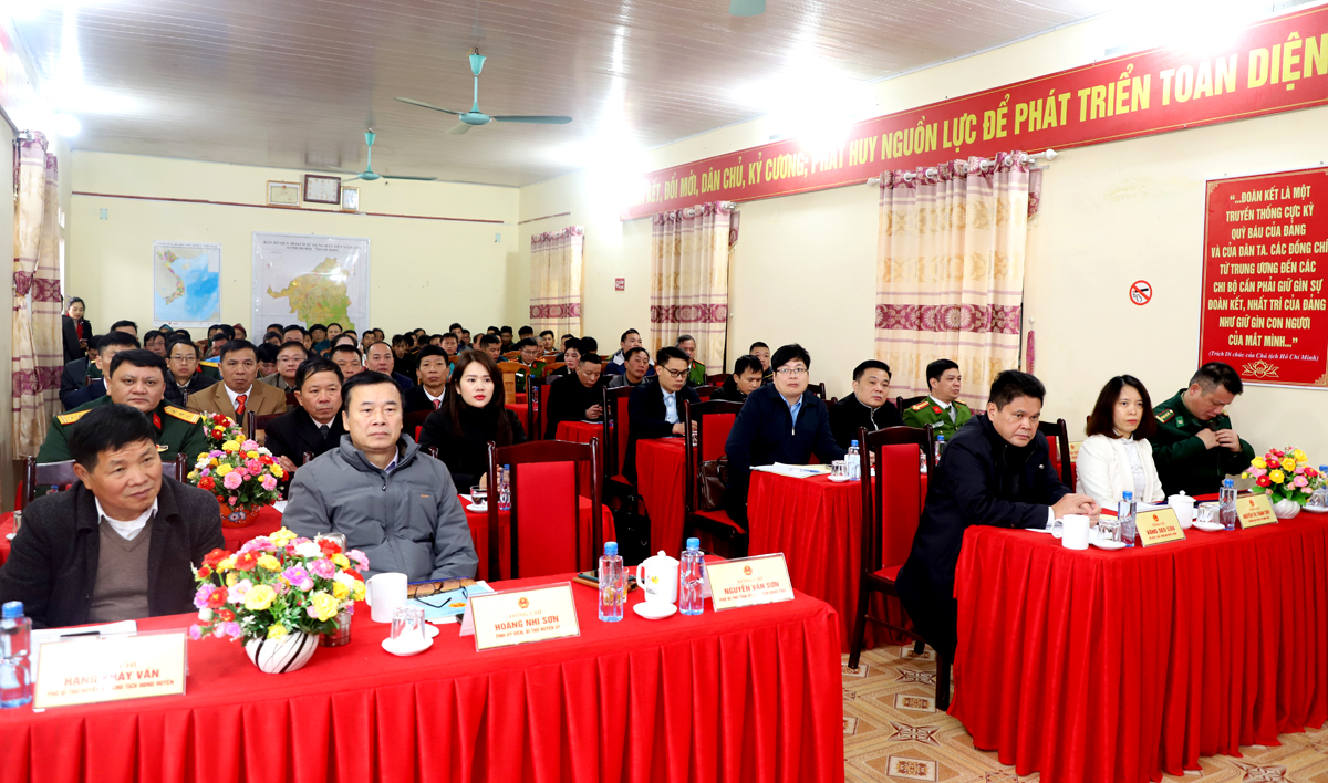 Đoàn công tác và lãnh đạo huyện Xín Mần, các lực lượng và người dân tham dự buổi chúc Tết của Chủ tịch UBND tỉnh.