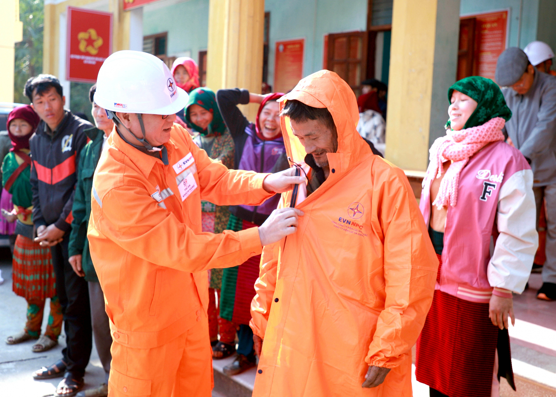 Cán bộ, công nhân Điện lực Hà Giang tặng quà hộ nghèo, gia đình chính sách xã Thái An (Quản Bạ).