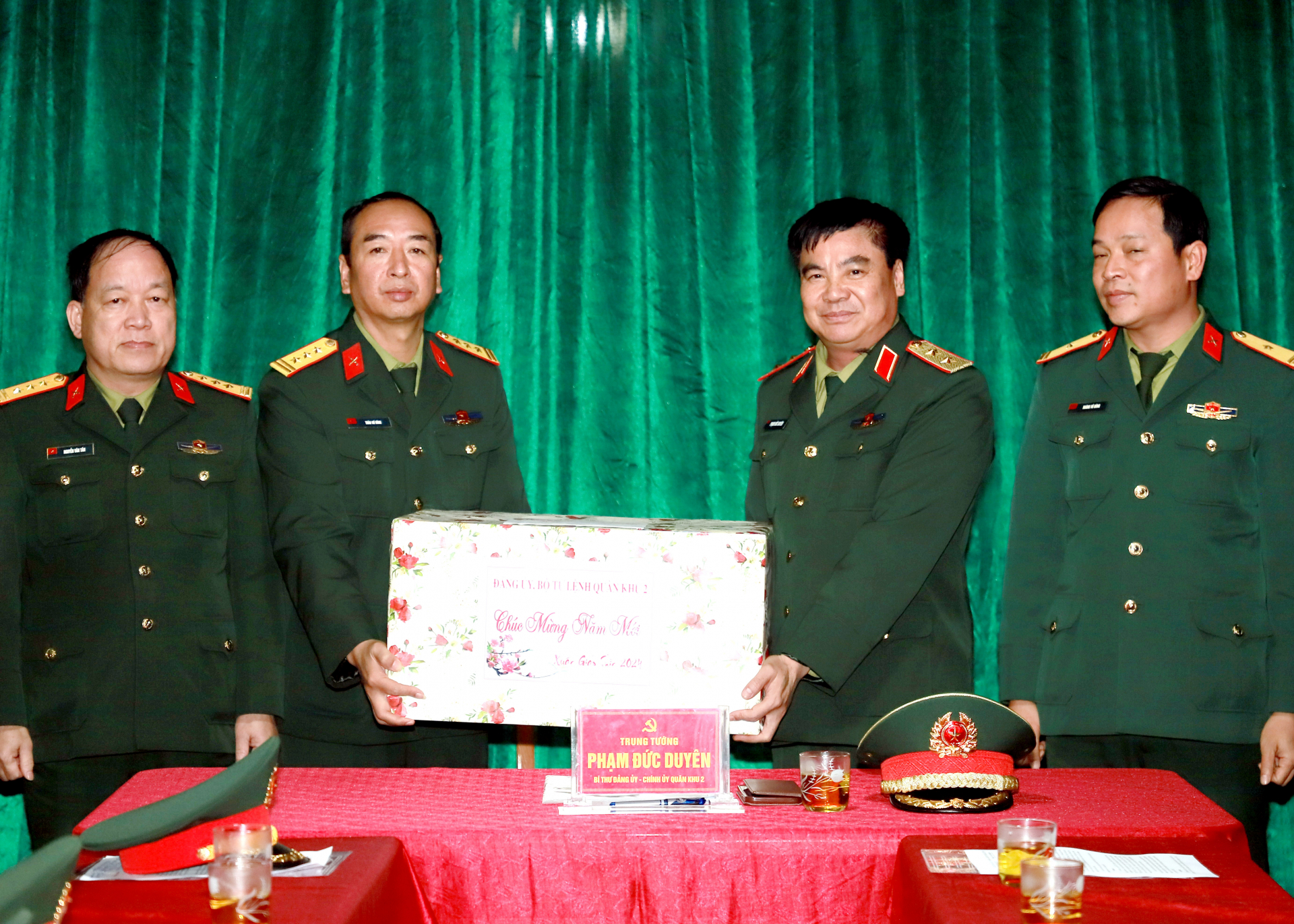 Trung tướng Phạm Đức Duyên tặng quà cán bộ, chiến sỹ Đội Tìm kiếm, quy tập hài cốt liệt sĩ (Bộ CHQS tỉnh).