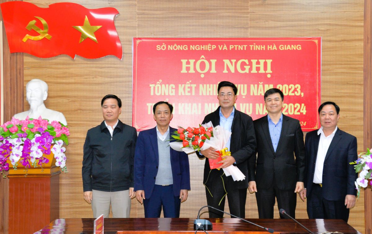 Lãnh đạo Sở NN&PTNT tặng hoa chia tay đồng chí Nguyễn Trung Hiếu nhận nhiệm vụ mới tại Sở Khoa học và Công nghệ. 