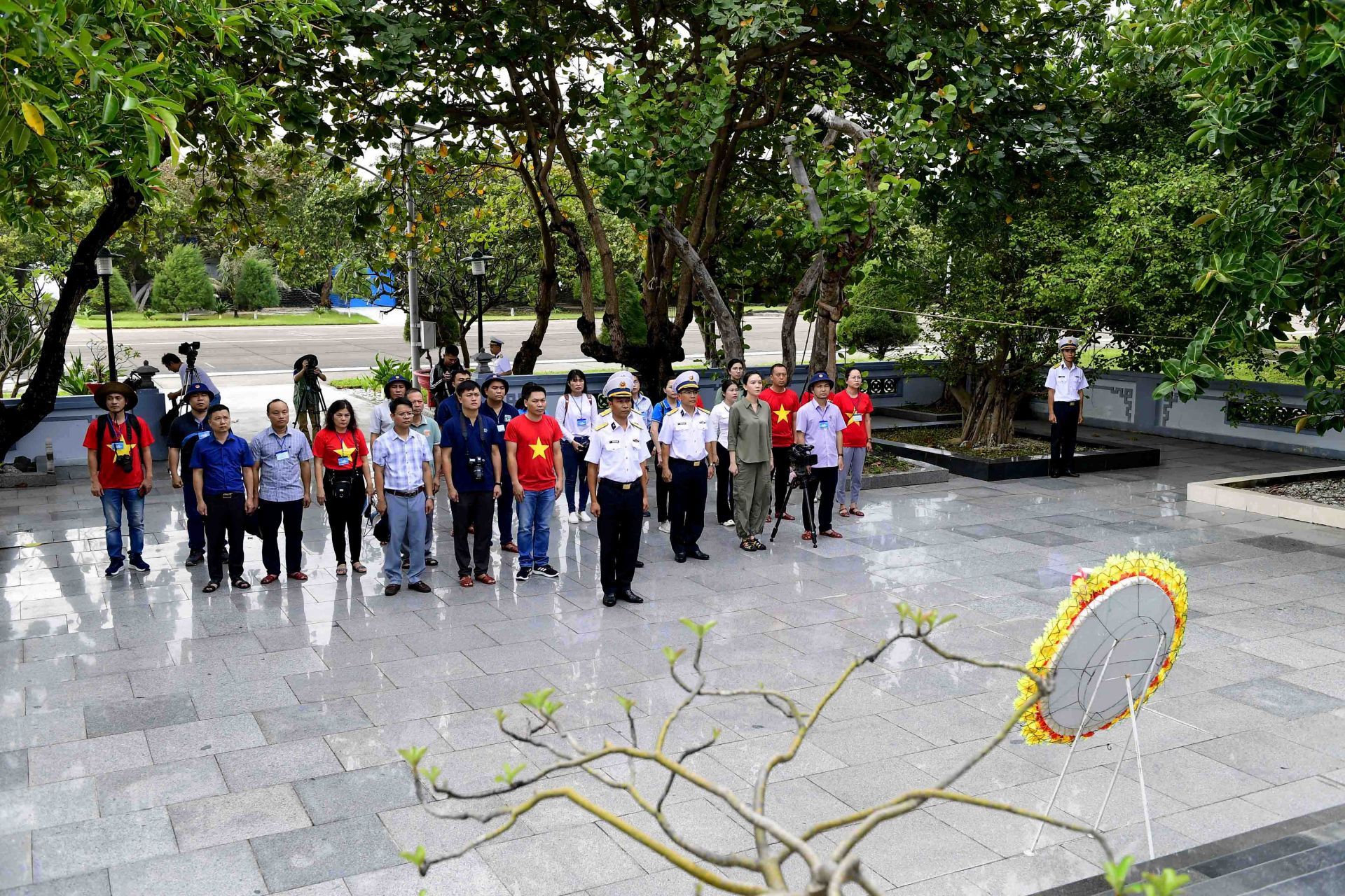 Đoàn công tác dâng hương tại Đài tưởng niệm các Anh hùng Liệt sỹ đảo Trường Sa, huyện đảo Trường Sa, tỉnh Khánh Hòa.