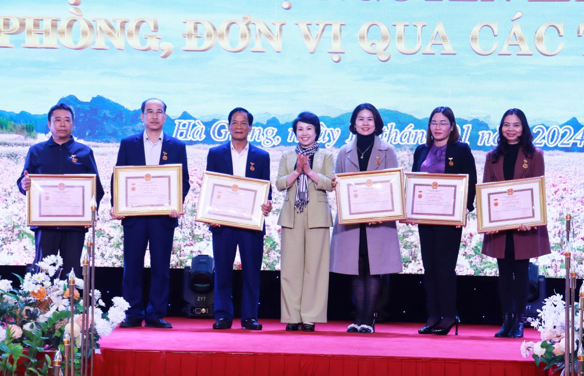Lãnh đạo Sở Văn hóa, TT&DL trao Kỷ niệm chương “Vì sự nghiệp Di sản văn hóa Việt Nam” năm 2023 của Hội Di sản văn hóa Việt Nam cho các cá nhân.