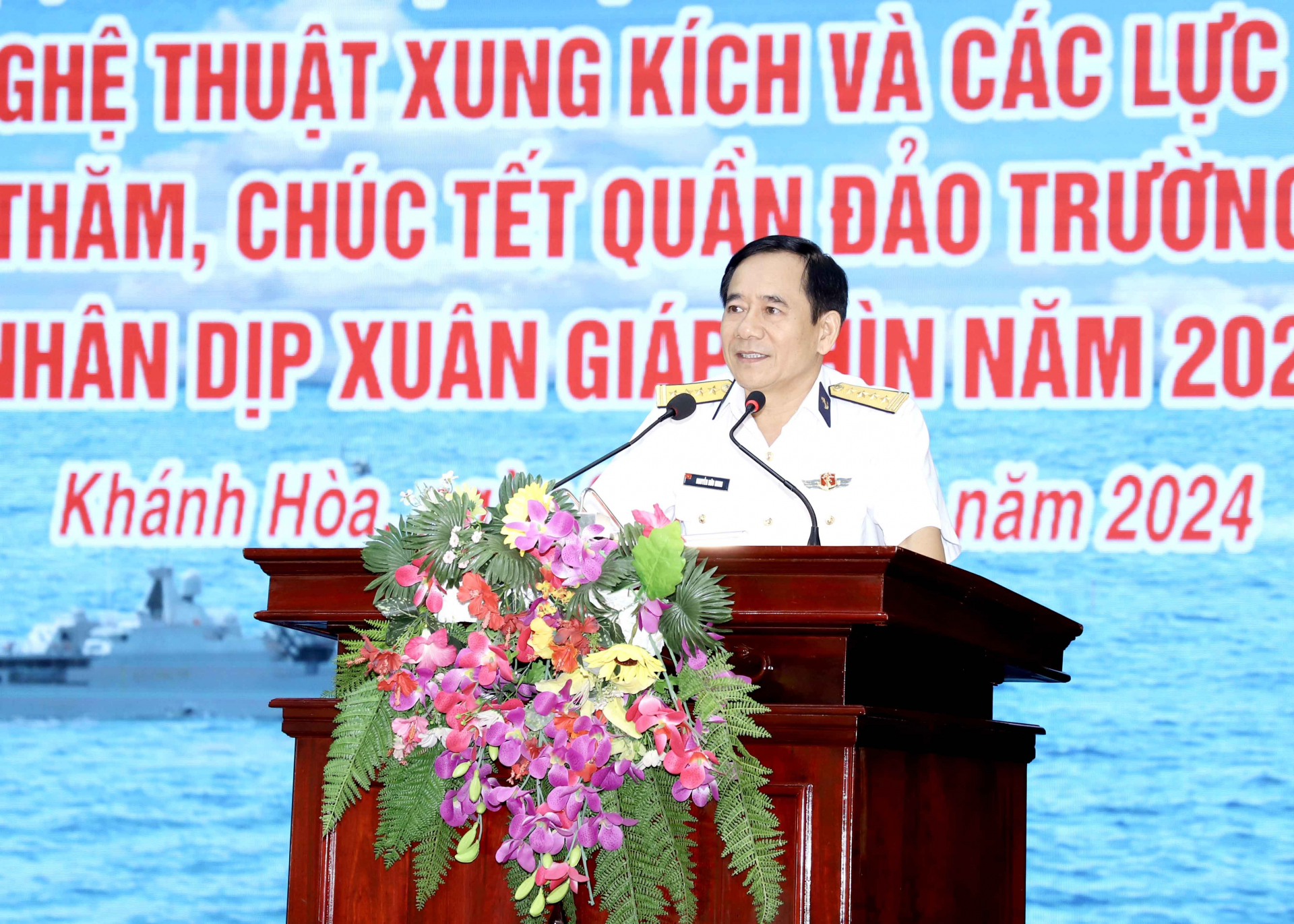 Phó Chính ủy Vùng 4 Hải quân Nguyễn Hữu Minh phát biểu tại buổi gặp mặt