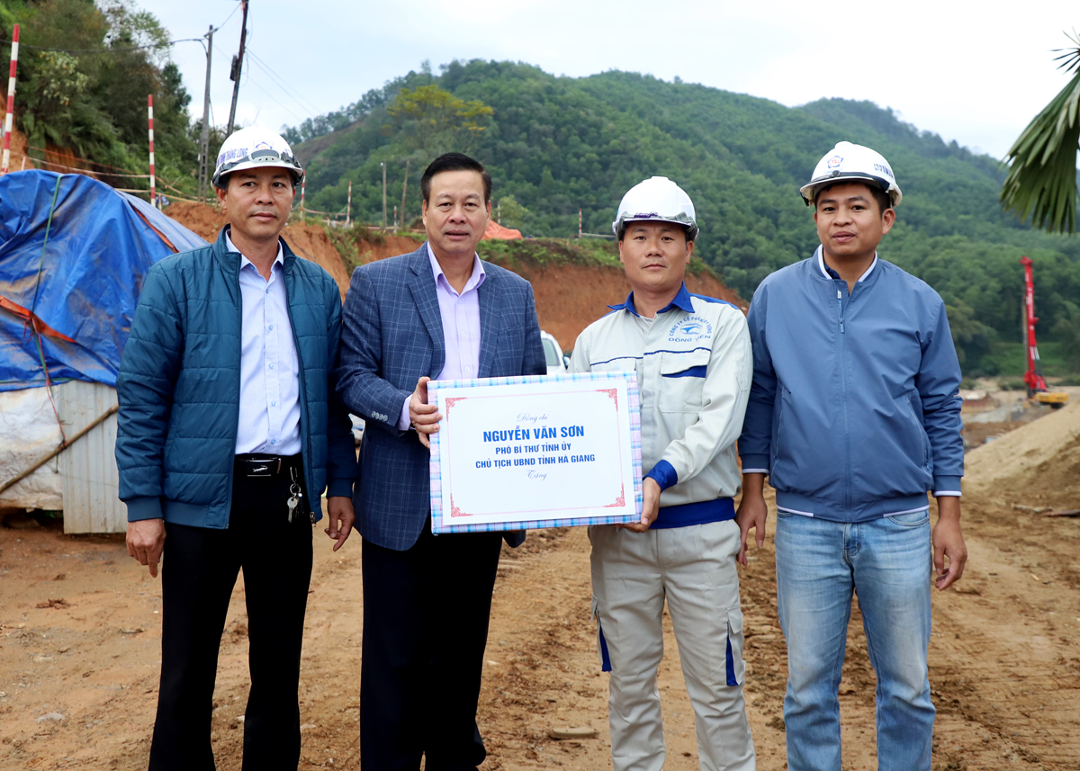 Chủ tịch UBND tỉnh Nguyễn Văn Sơn tặng quà động viên đơn vị thi công đoạn đầu tuyến thuộc địa phận xã Tân Quang.