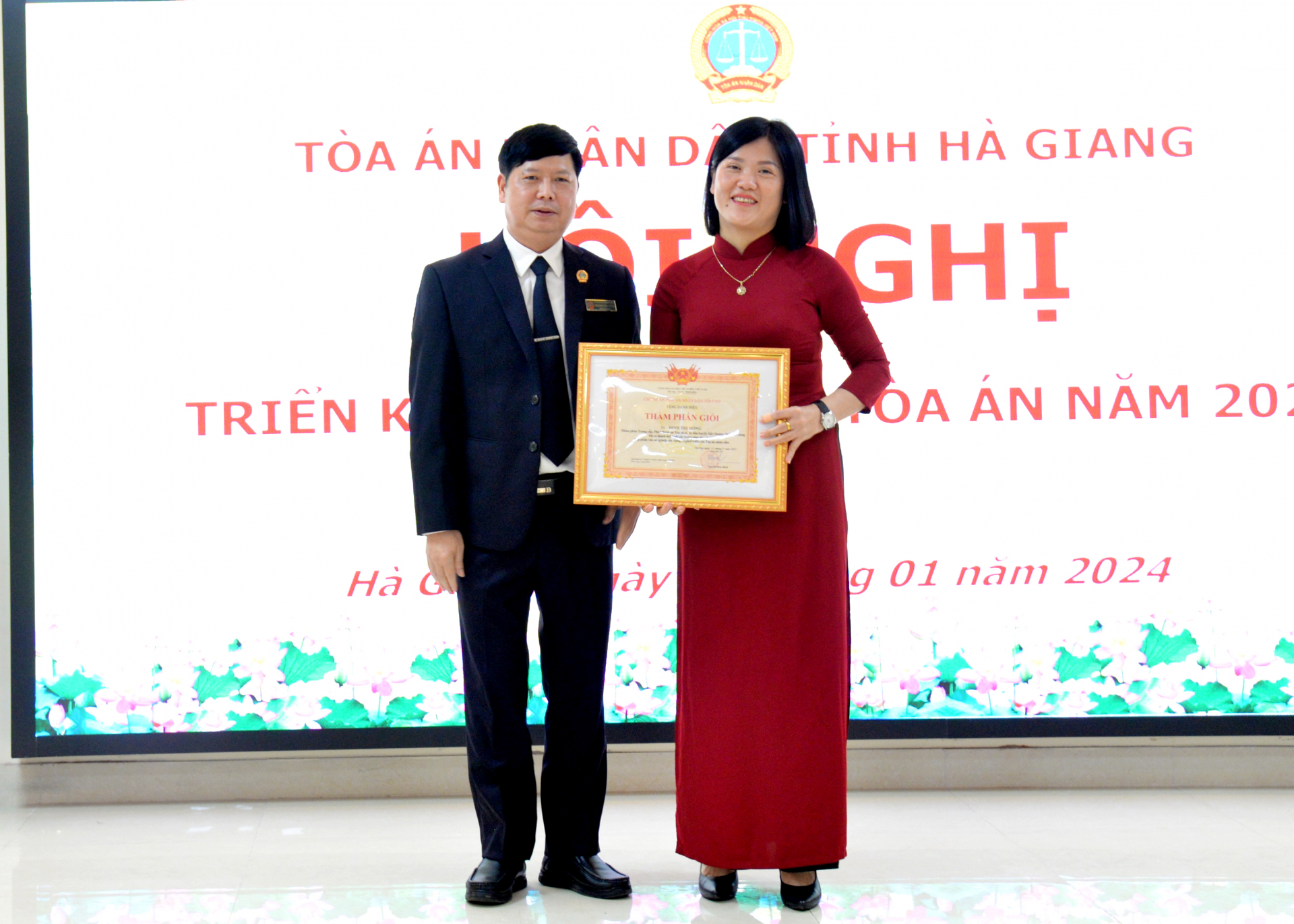 Lãnh đạo Tòa án nhân dân tỉnh trao Danh hiệu “Thẩm phán giỏi” cho bà Đinh Thị Hồng, Phó Chánh án Tòa án nhân dân huyện Bắc Quang.