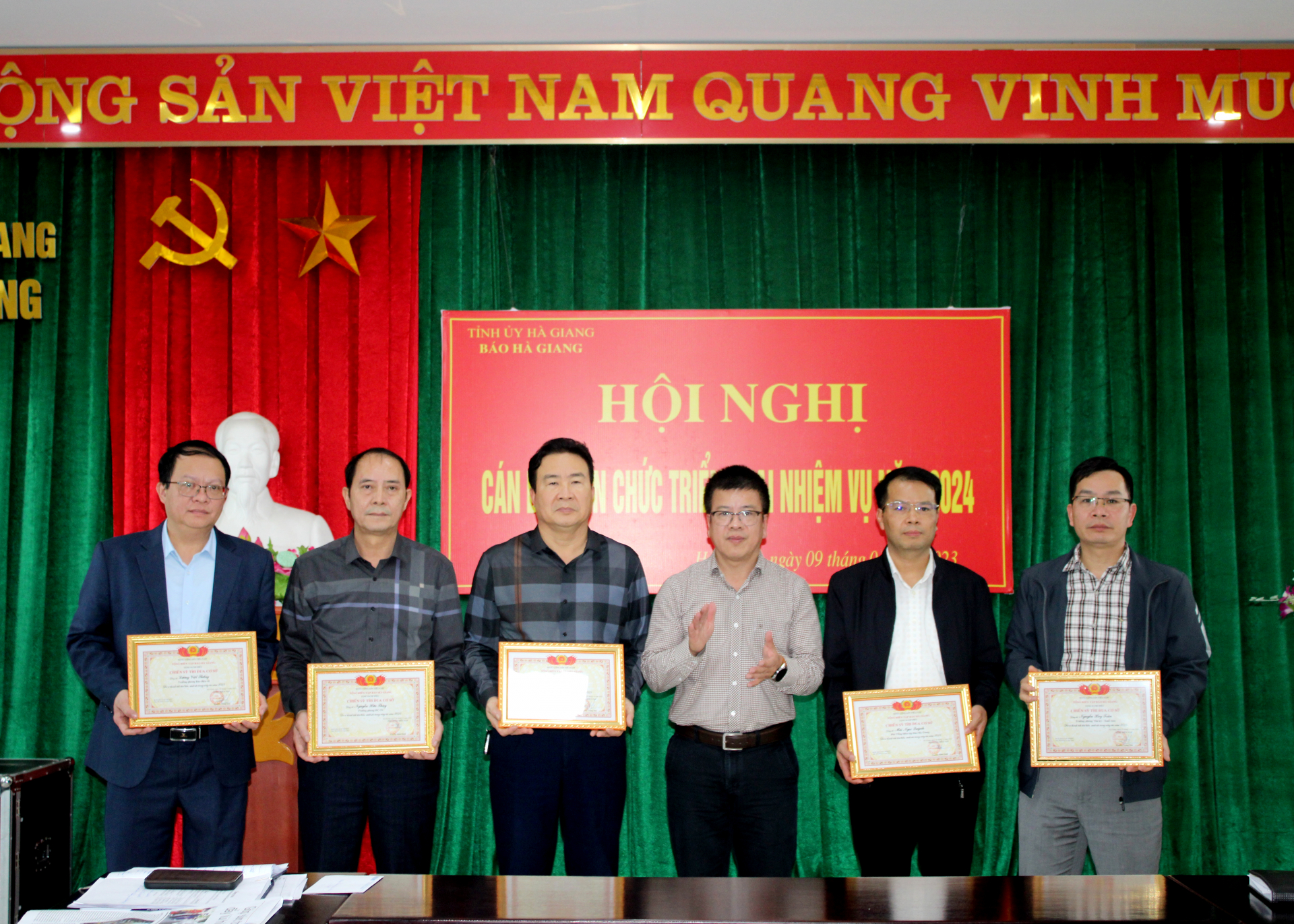 Tổng Biên tập Báo Hà Giang Nguyễn Trung Thu trao danh hiệu Chiến sỹ thi đua cơ sở năm 2023 cho các cá nhân.