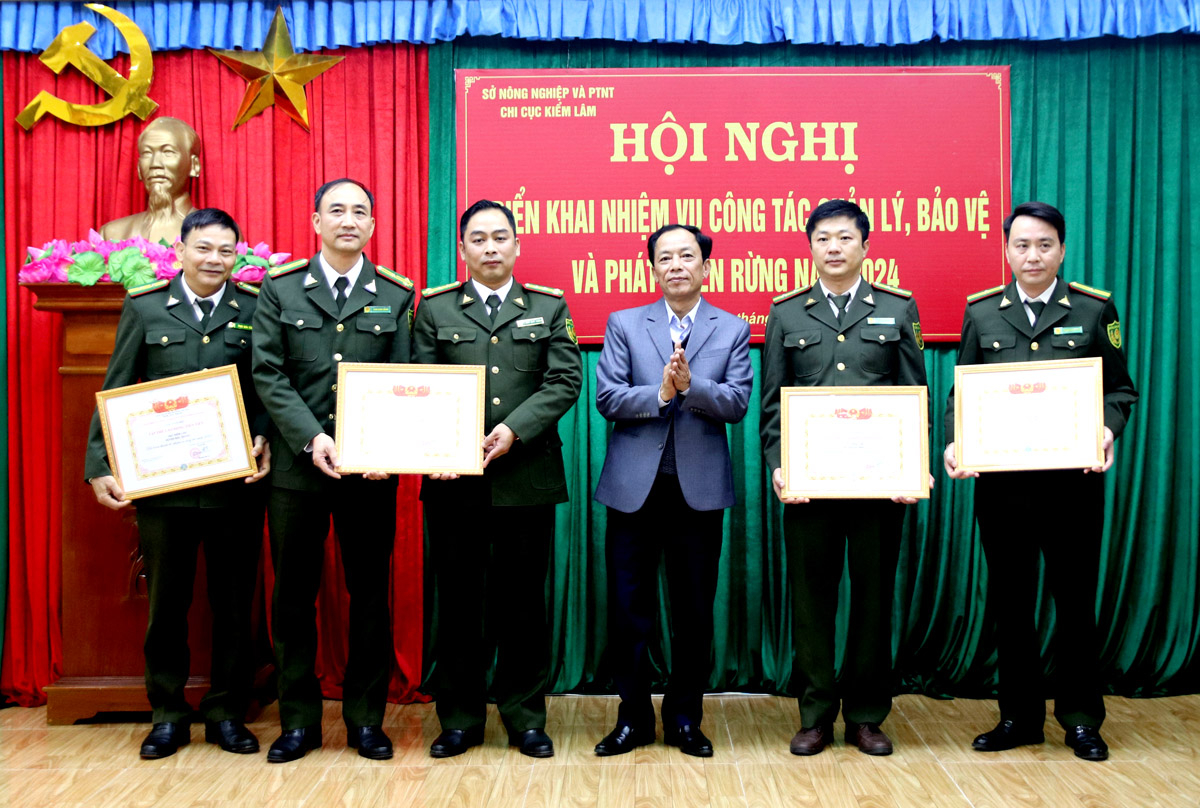 Giám đốc Sở Nông nghiệp và PTNT Hoàng Hải Lý trao tặng danh hiệu Lao động tiên tiến cho các tập thể.