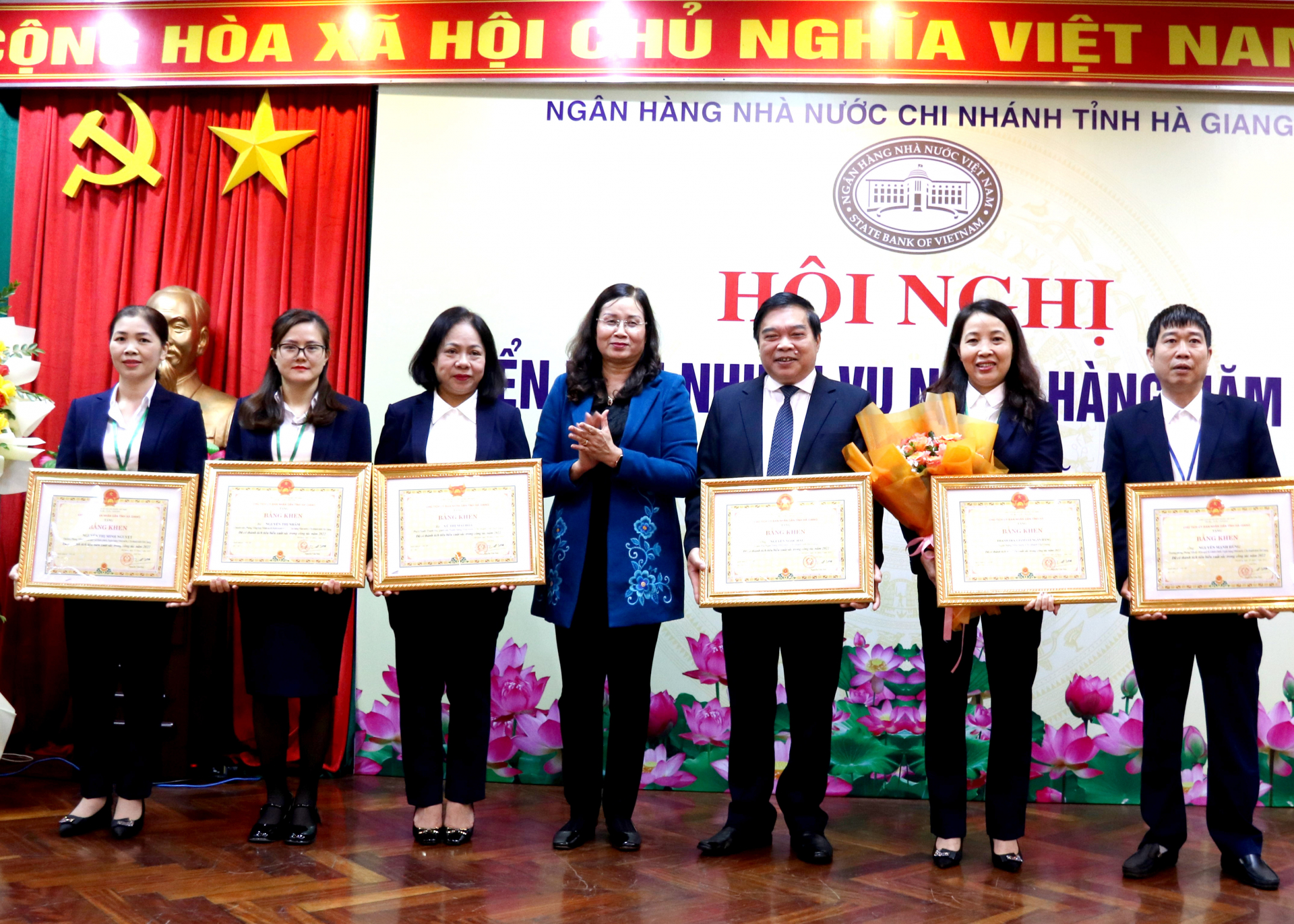 Phó Chủ tịch UBND tỉnh Hà Thị Minh Hạnh trao Bằng khen của Chủ tịch UBND tỉnh cho các cá nhân