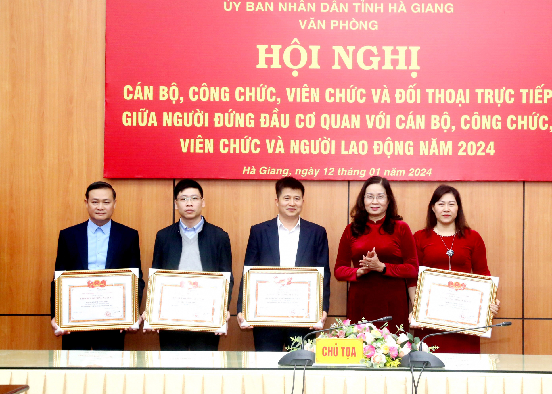 Phó Chủ tịch UBND tỉnh Hà Thị Minh Hạnh trao tặng danh hiệu “Lao động xuất sắc năm 2022” cho 4 tập thể.