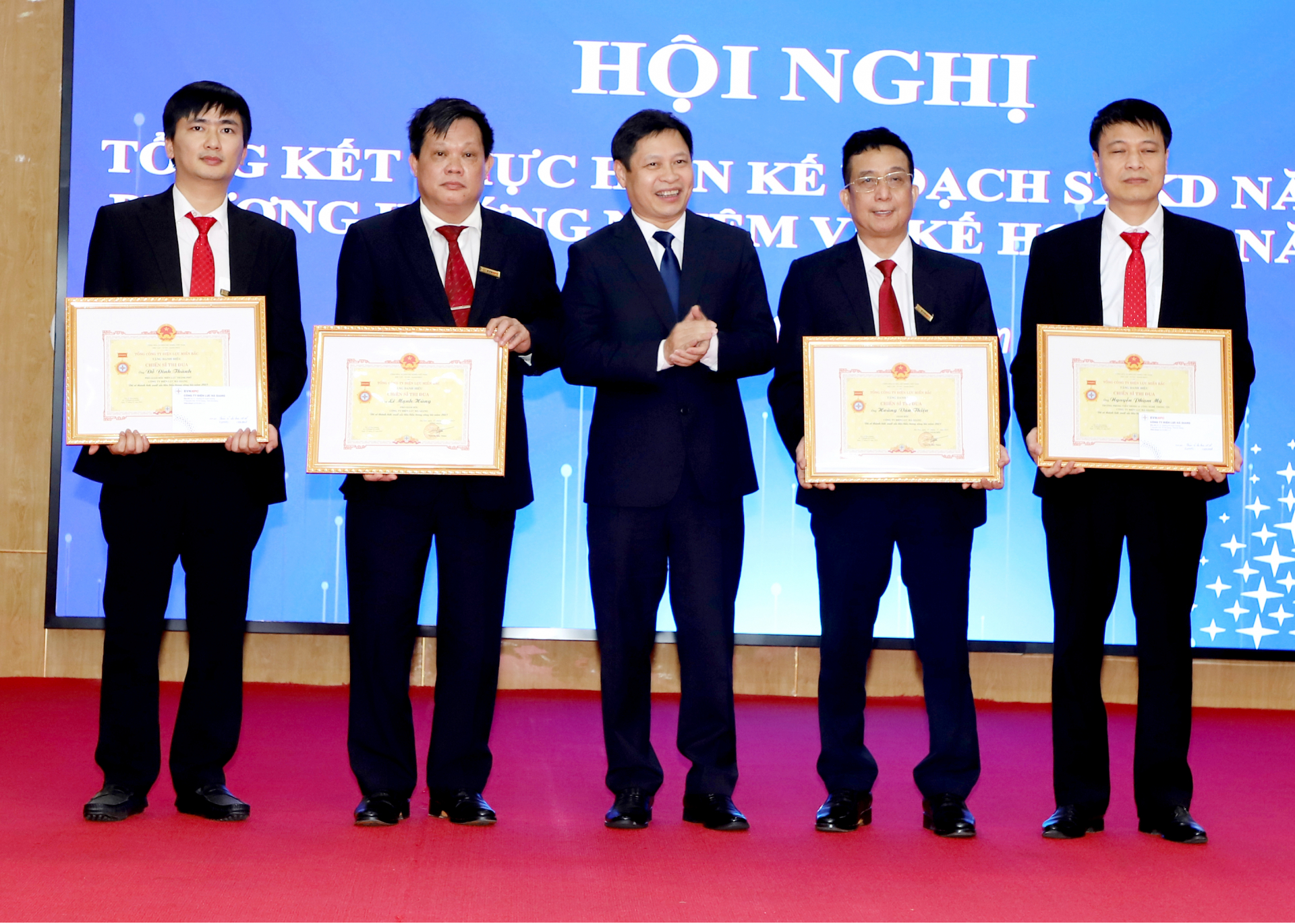 Lãnh đạo Tổng Công ty Điện lực miền Bắc trao danh hiệu Chiến sỹ thi đua cơ sở cho các cá nhân.