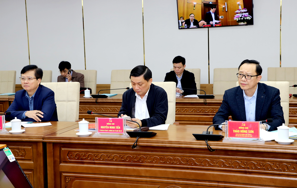 Phó Bí thư Thường trực Tỉnh ủy, Chủ tịch HĐND tỉnh Thào Hồng Sơn và lãnh đạo các Ban xây dựng Đảng Tỉnh ủy dự hội nghị tại điểm cầu Hà Giang.