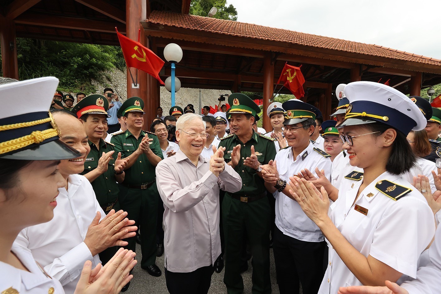 Tổng Bí thư Nguyễn Phú Trọng với lực lượng chức năng Cửa khẩu quốc tế Hữu Nghị (tỉnh Lạng Sơn)