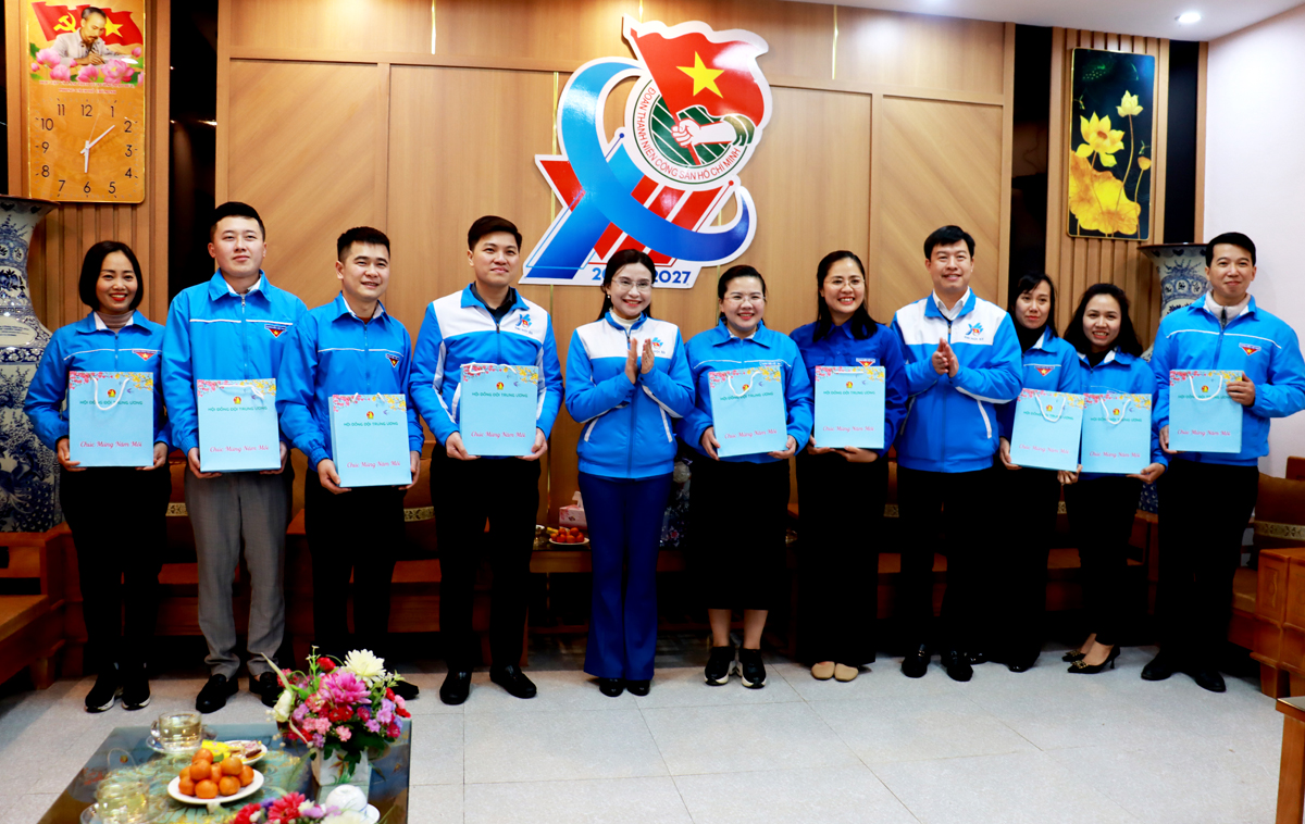 Đồng chí Nguyễn Phạm Duy Trang, Bí thư T.Ư Đoàn, Chủ tịch Hội đồng Đội T.Ư tặng quà Tỉnh đoàn Hà Giang.