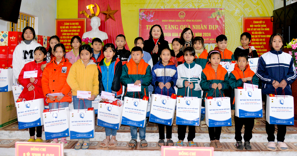 Đoàn ĐBQH khóa XV đơn vị tỉnh Hà Giang tặng quà cho các em học sinh tại xã Quảng Ngần (Vị Xuyên).

