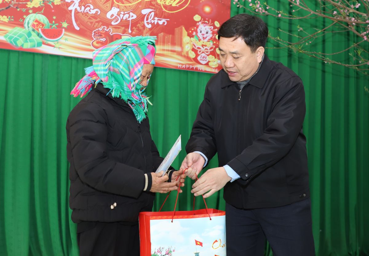 Quyền Bí thư Tỉnh ủy Nguyễn Mạnh Dũng tặng quà vợ Liệt sỹ tại xã Sơn Vĩ.