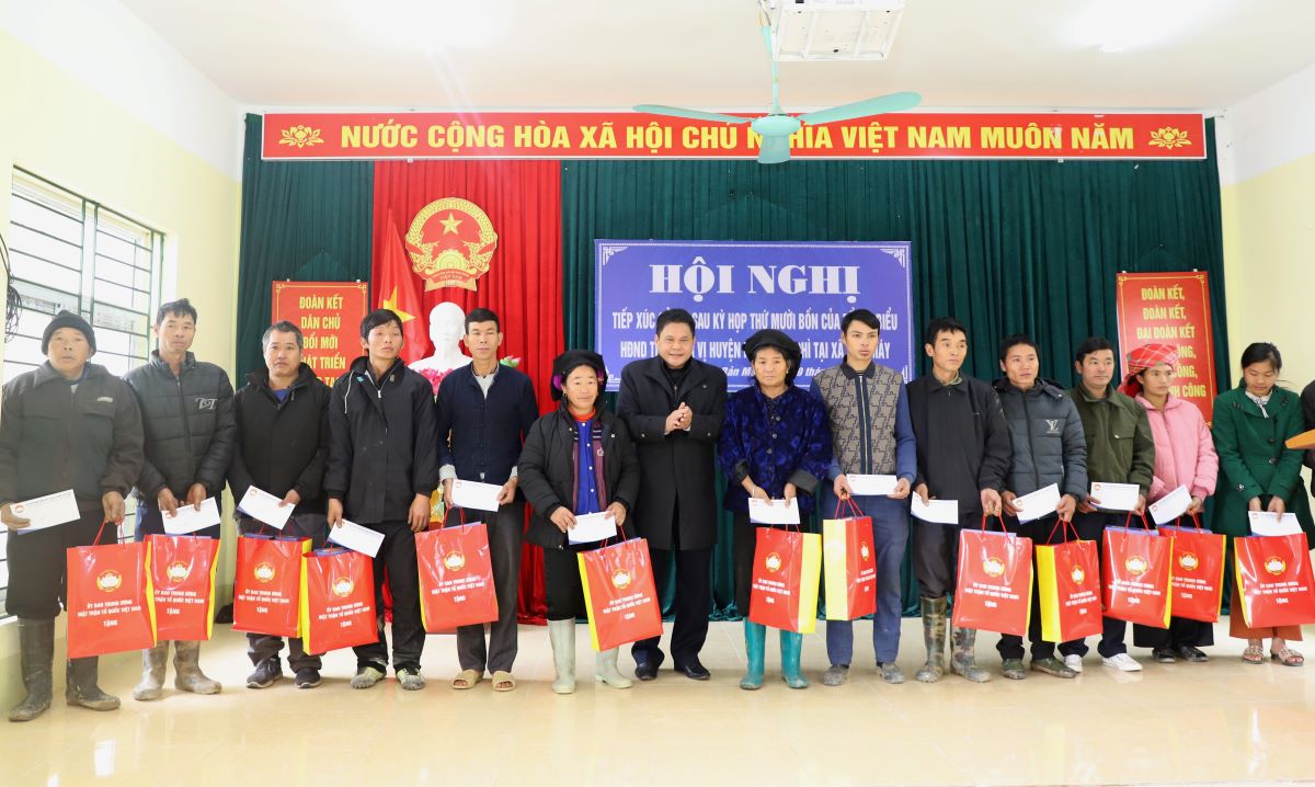 Chủ tịch Ủy ban MTTQ tỉnh Vàng Seo Cón trao tặng quà của T.Ư MTTQ Việt Nam cho các hộ nghèo xã Bản Máy.