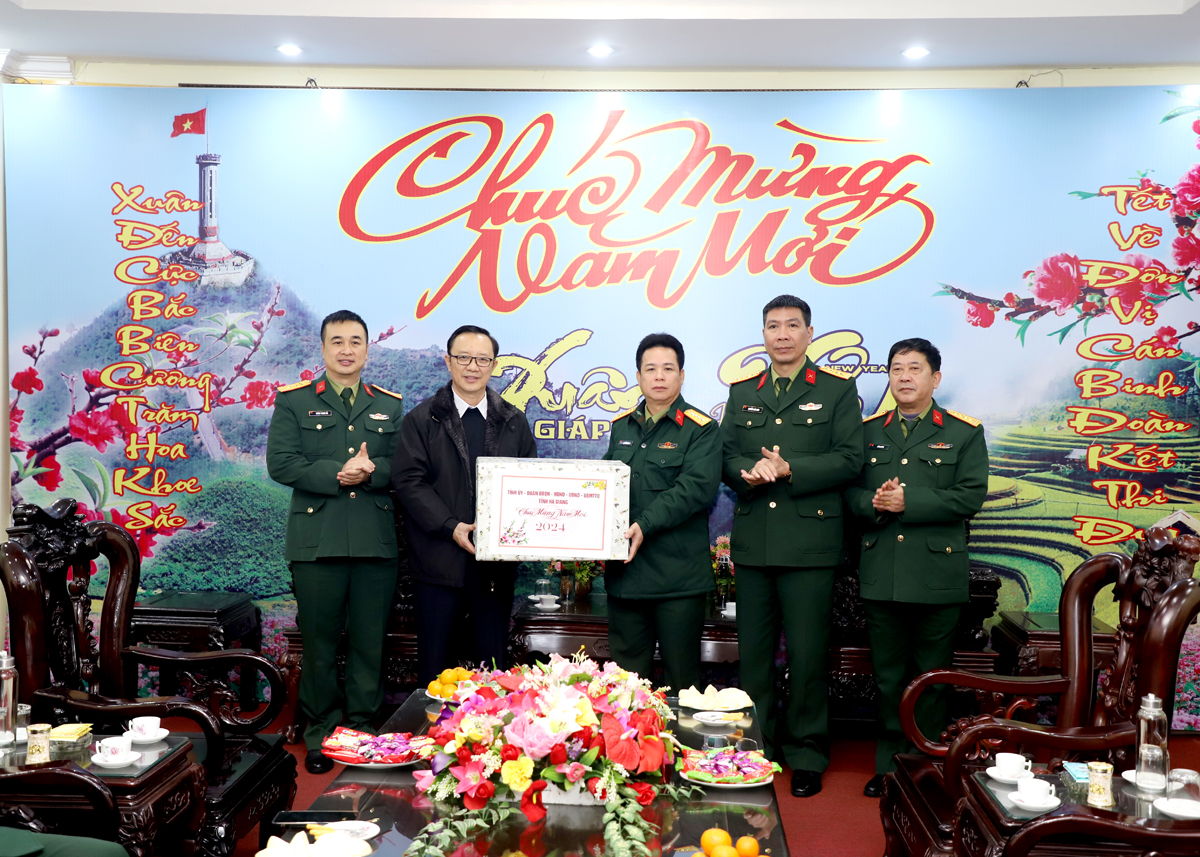 Phó Bí thư Thường trực Tỉnh ủy, Chủ tịch HĐND tỉnh Thào Hồng Sơn tặng quà Tết Bộ CHQS tỉnh