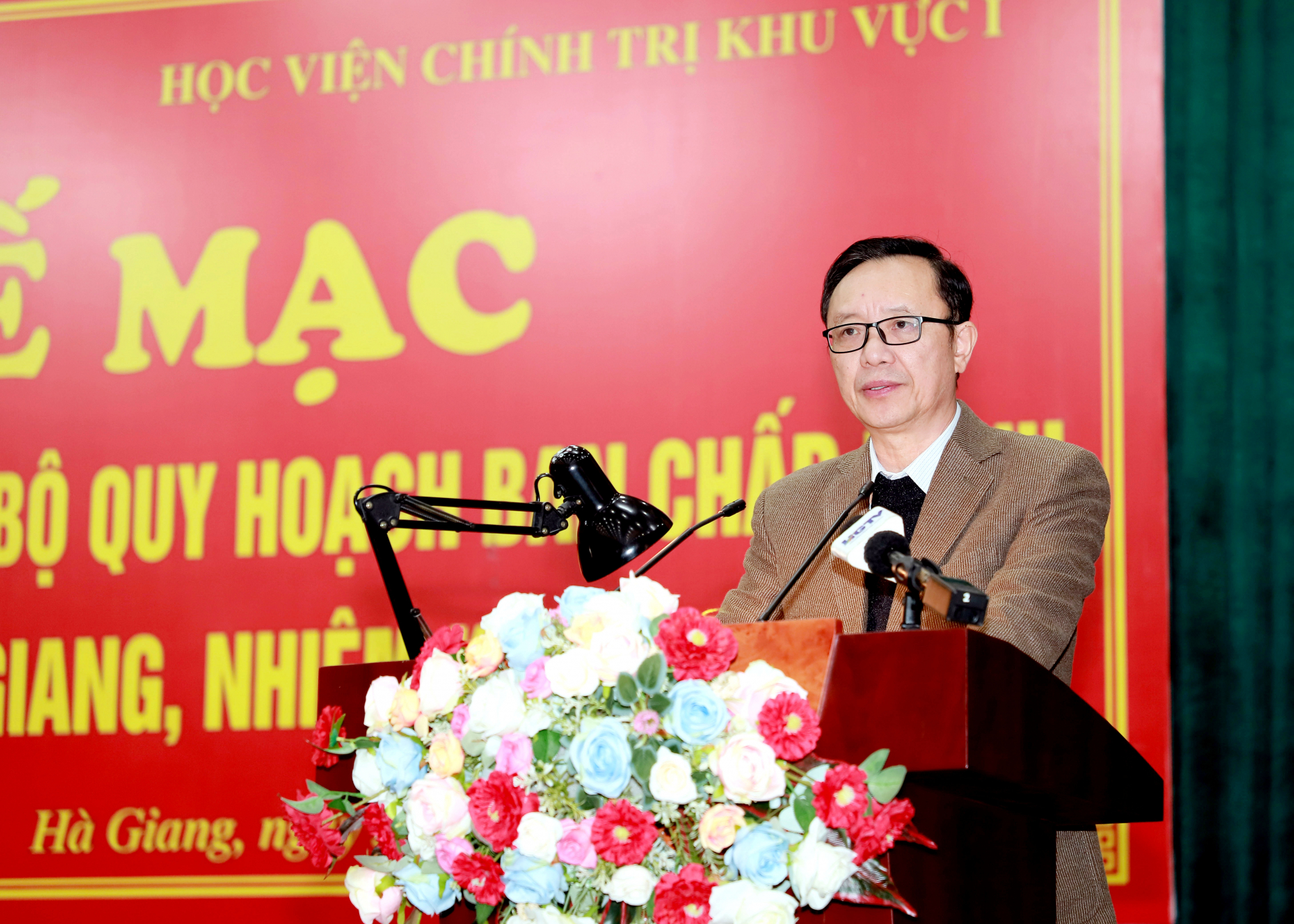 Phó Bí thư Thường trực Tỉnh ủy, Chủ tịch HĐND tỉnh Thào Hồng Sơn phát biểu tại buổi lễ.