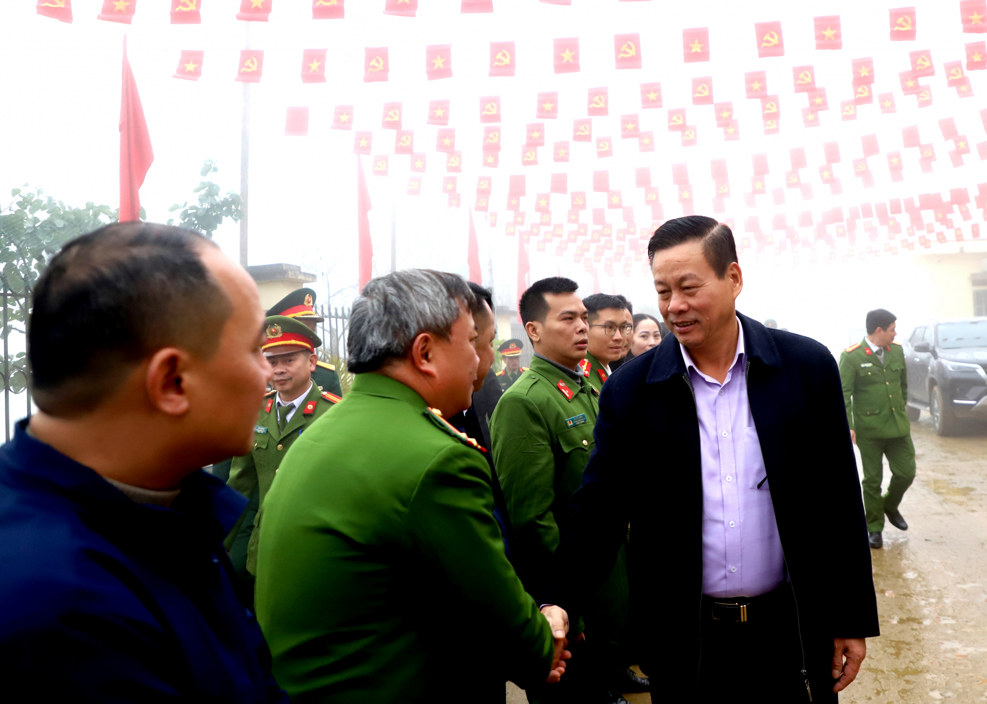 Chủ tịch UBND tỉnh Nguyễn Văn Sơn thăm, động viên các lực lượng tại xã Chí Cà.