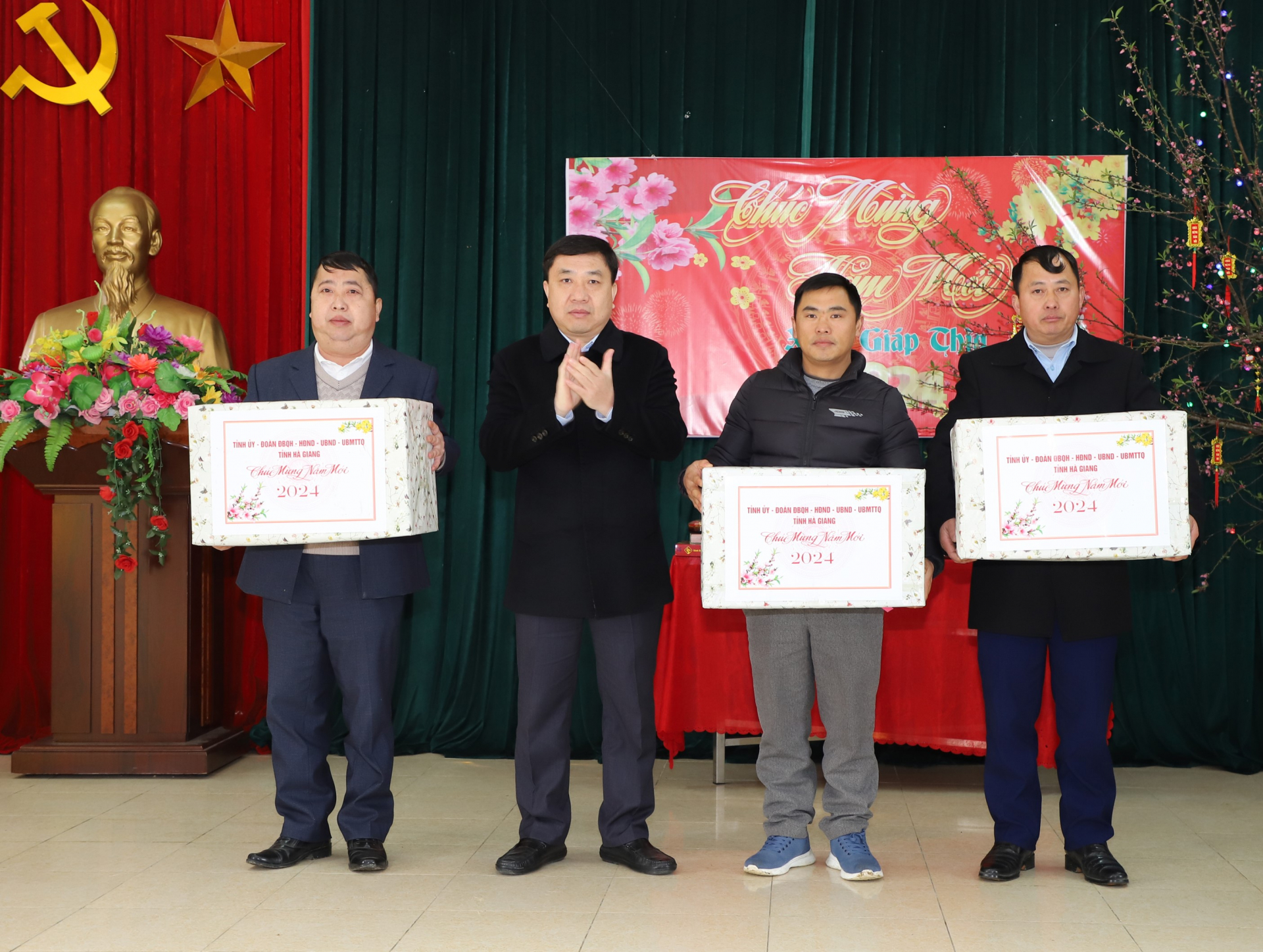 Quyền Bí thư Tỉnh ủy Nguyễn Mạnh Dũng tặng quà cho Đảng bộ, chính quyền xã Lũng Cú, Ma Lé và Lũng Táo.