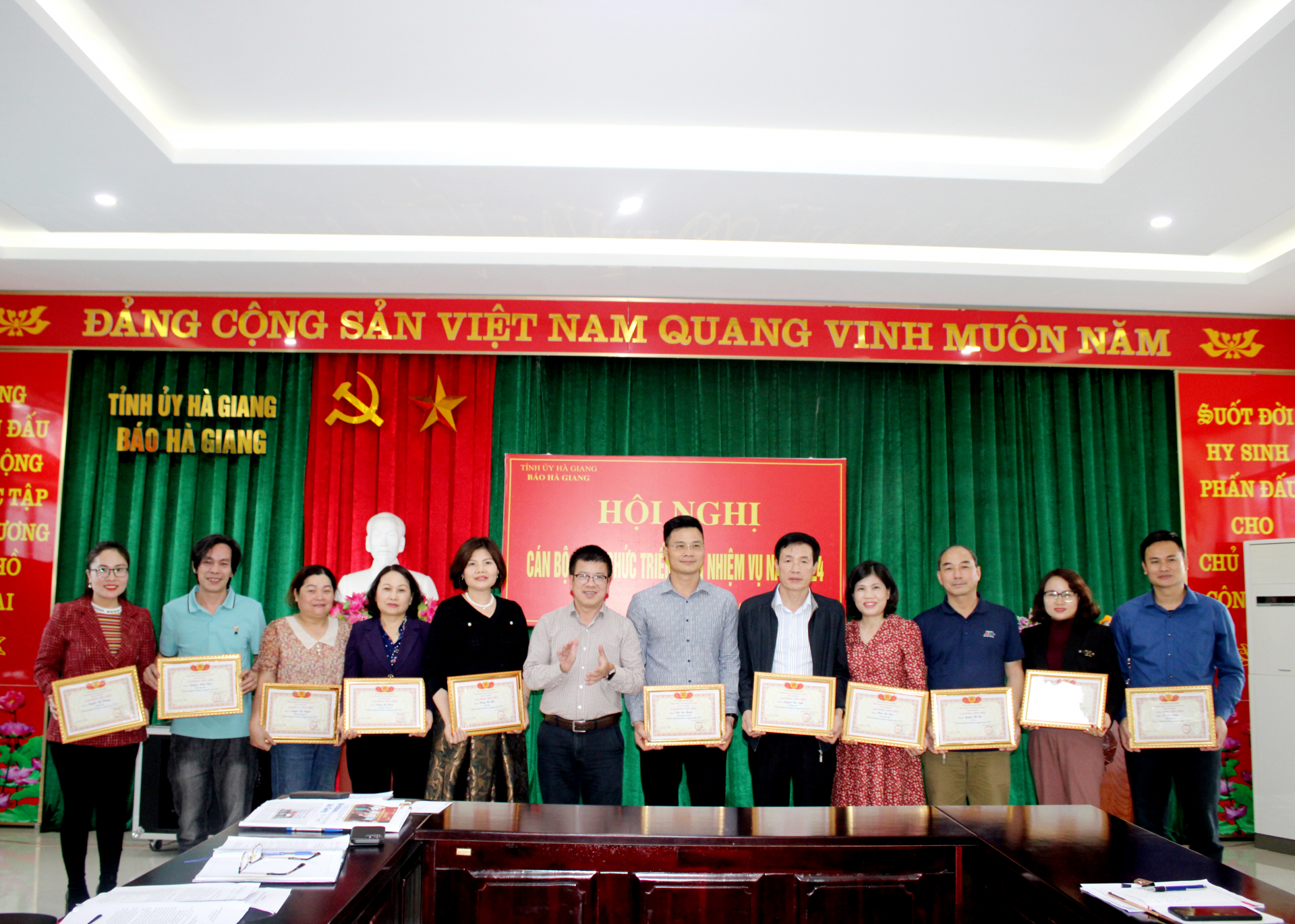 Tổng Biên tập Báo Hà Giang, Nguyễn Trung Thu tặng danh hiệu Lao động tiên tiến cho các cá nhân.