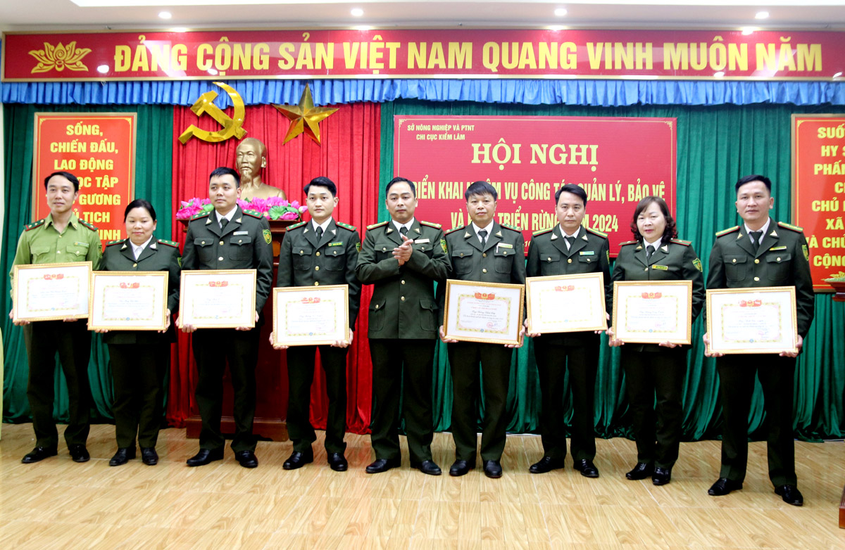 Lãnh đạo Chi cục Kiểm lâm tỉnh trao danh hiệu Chiến sỹ thi đua cơ sở cho các cá nhân.